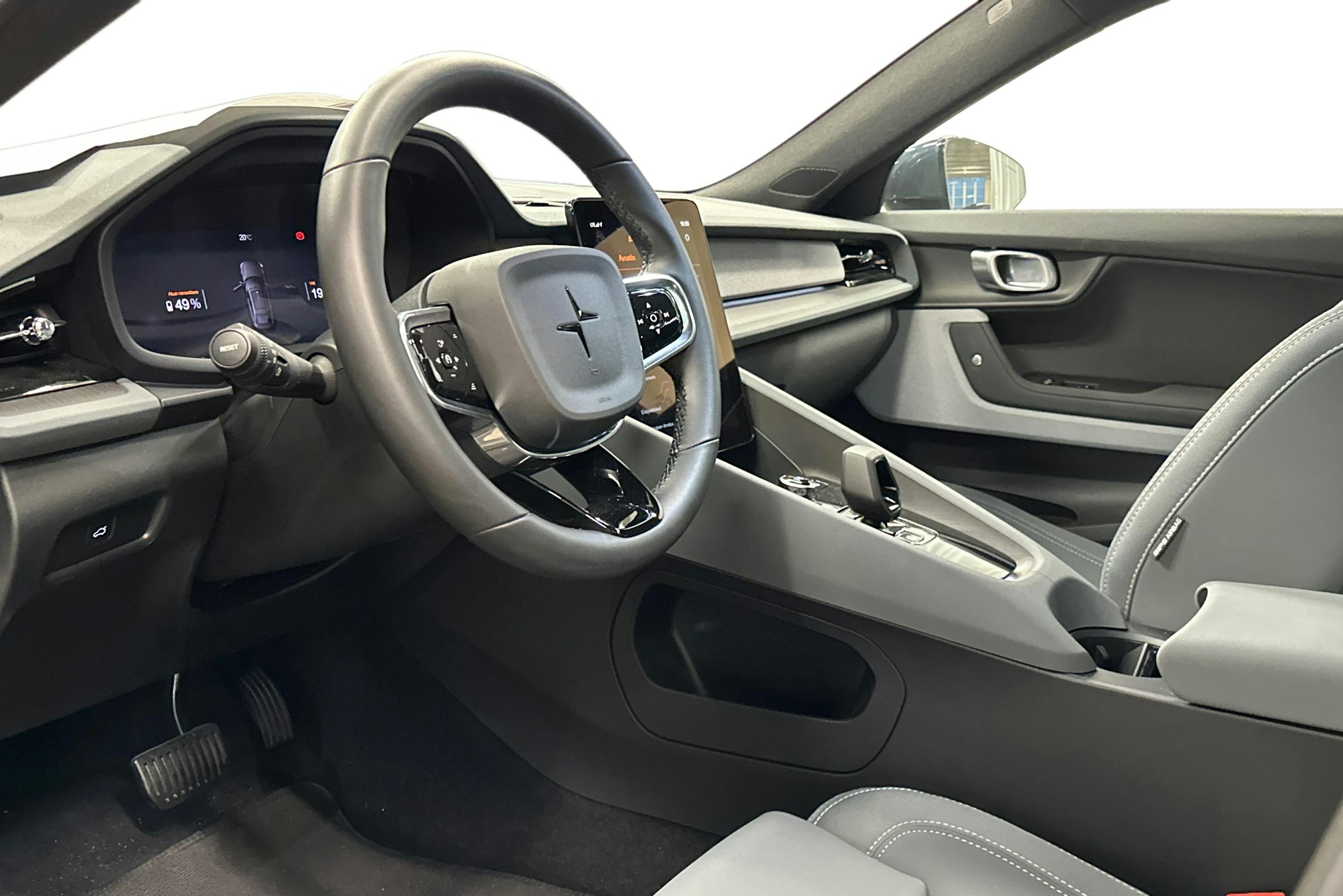 sininen Polestar 2 2024 kuva 3.