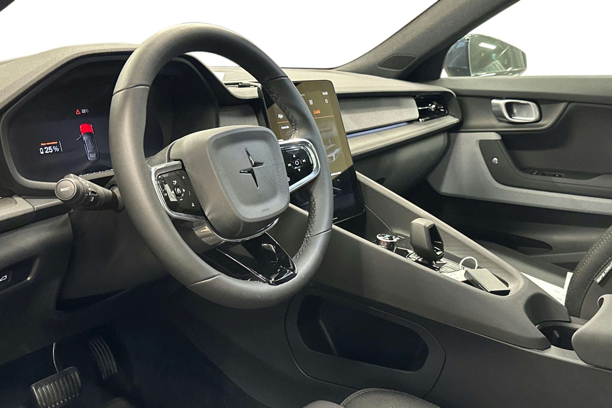 sininen Polestar 2 2024 kuva 3.