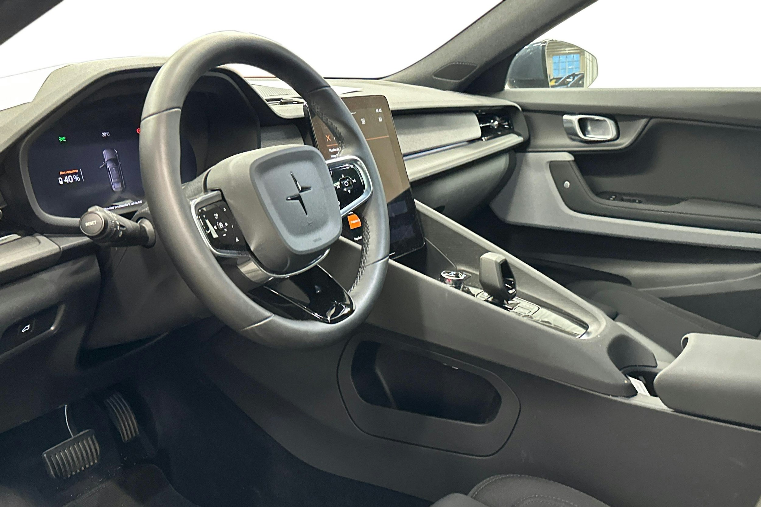 sininen Polestar 2 2024 kuva 3.