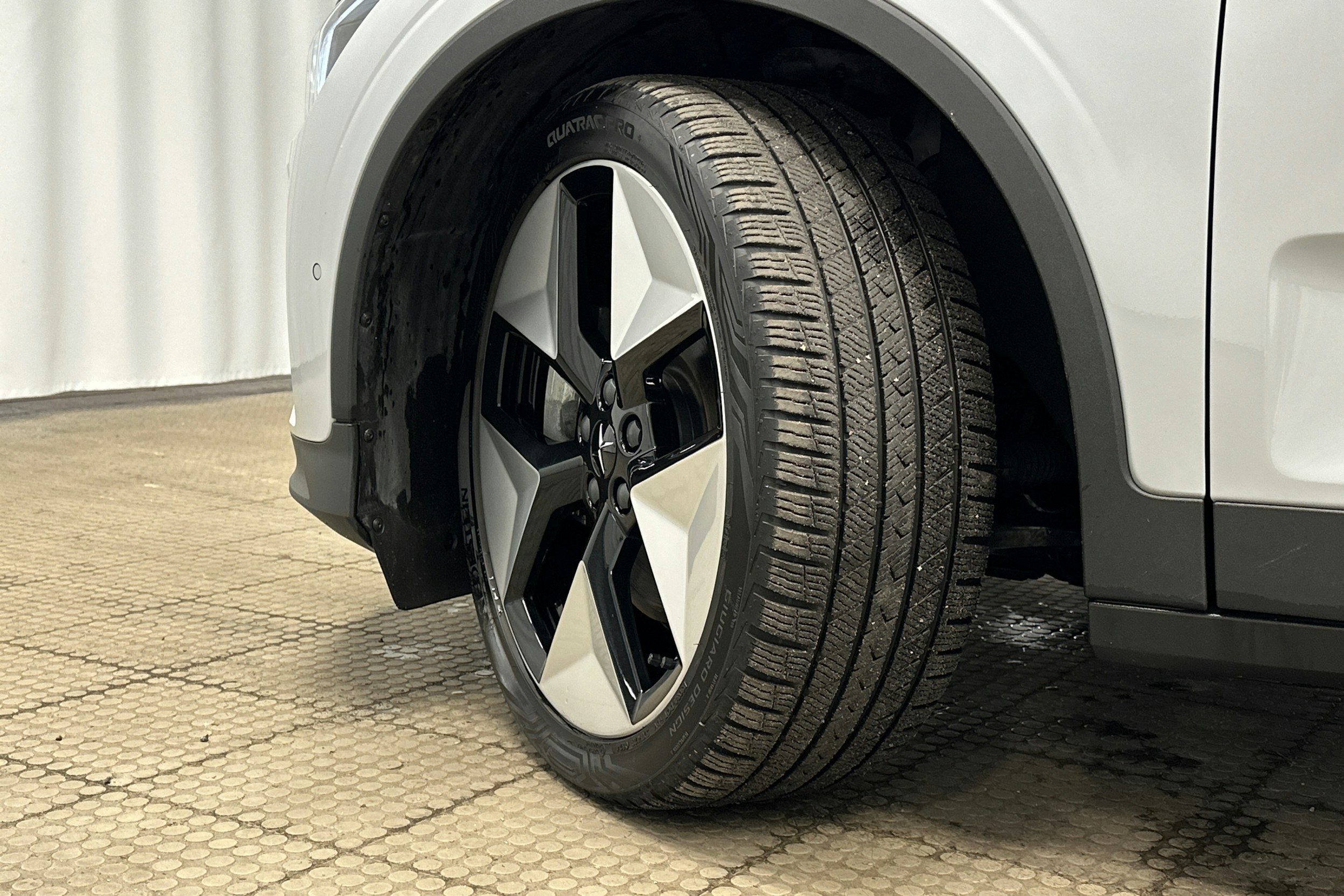 harmaa Polestar 2 2024 kuva 13.