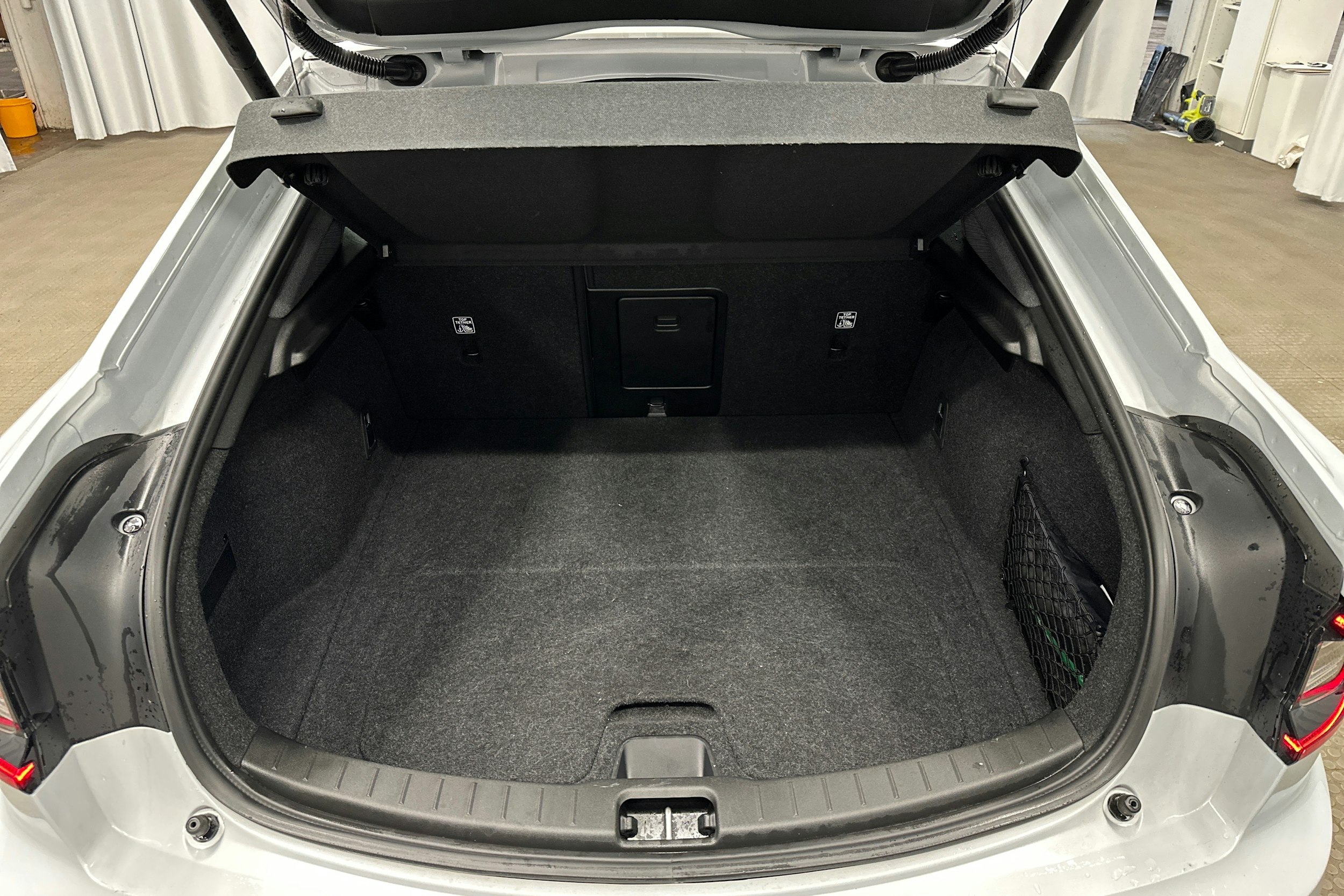 harmaa Polestar 2 2024 kuva 14.