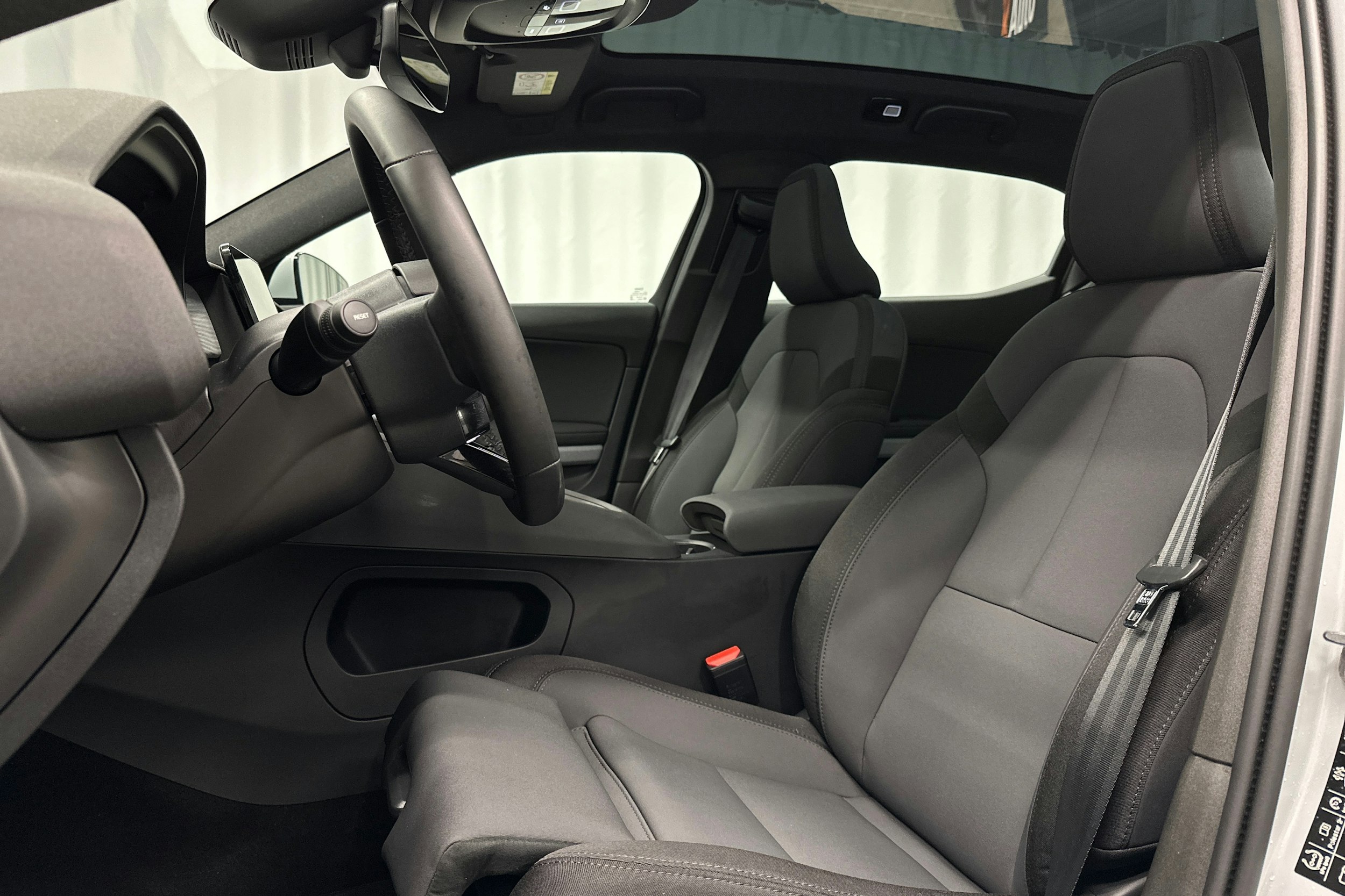 harmaa Polestar 2 2024 kuva 17.