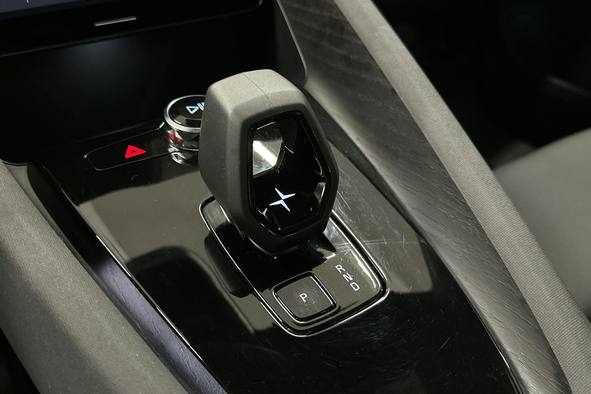 harmaa Polestar 2 2024 kuva 29.