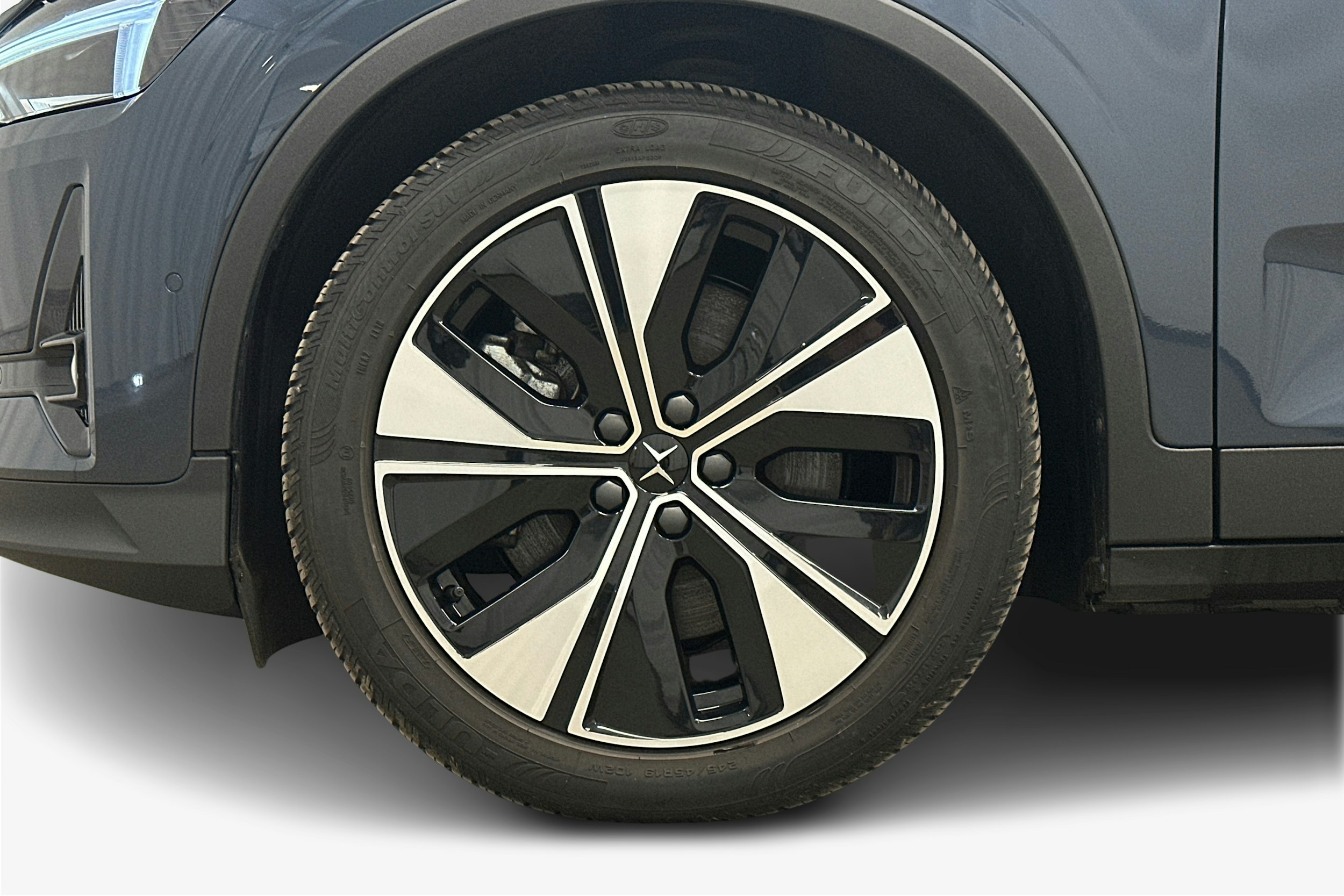 sininen Polestar 2 2024 kuva 11.
