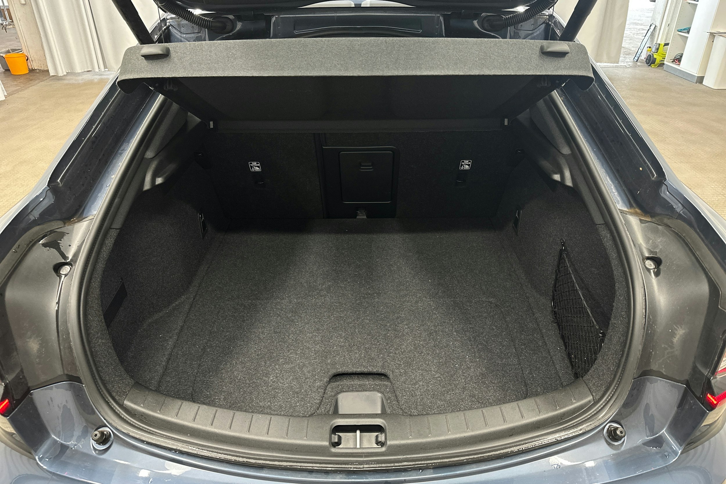 sininen Polestar 2 2024 kuva 14.
