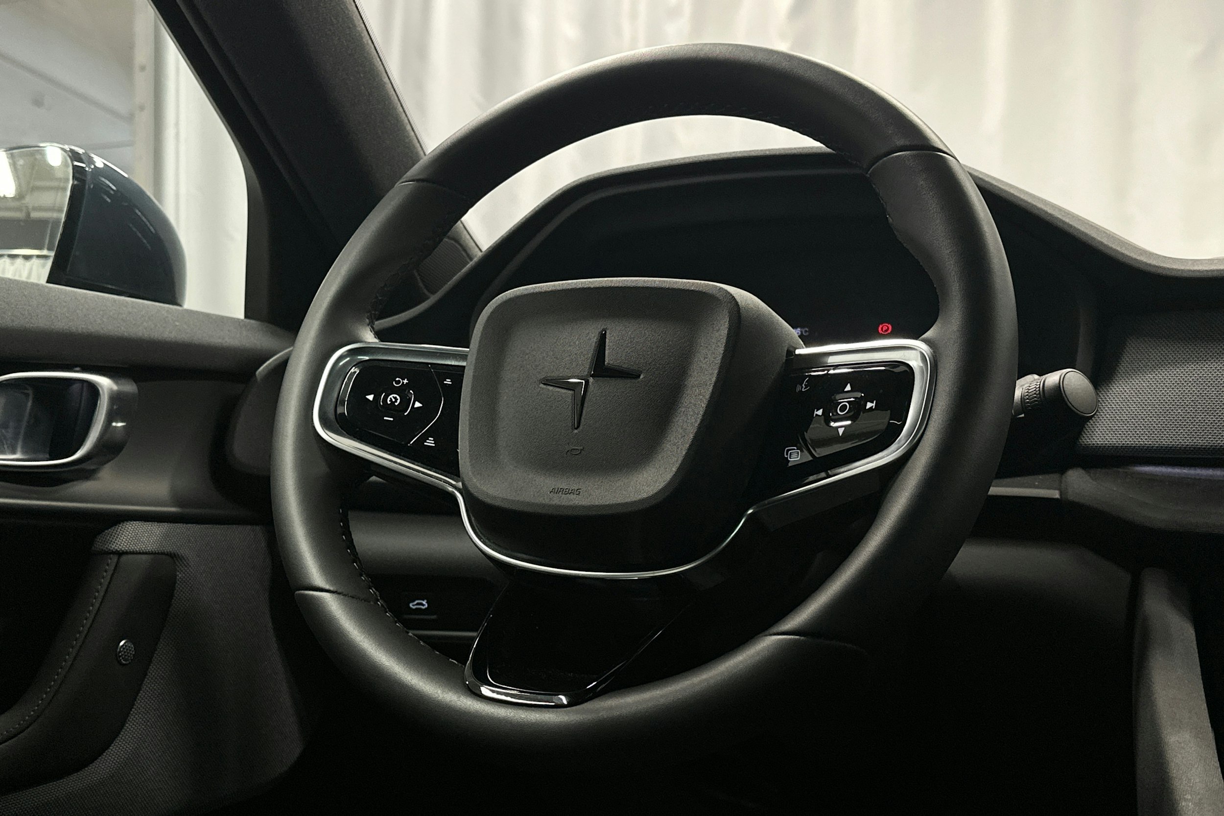 sininen Polestar 2 2024 kuva 19.