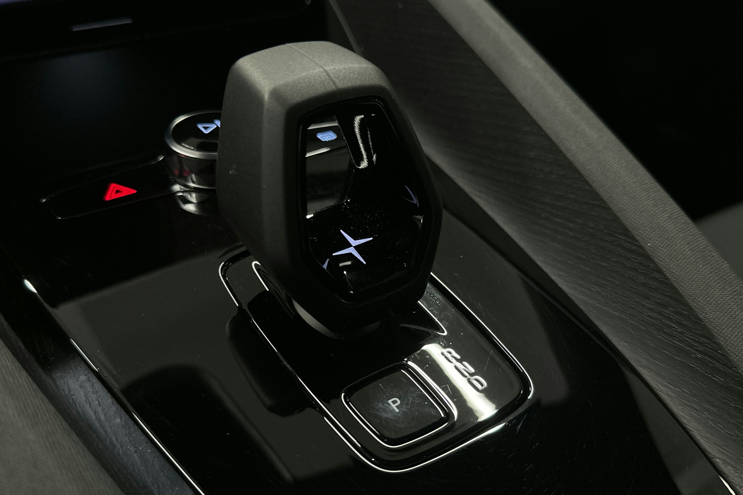 sininen Polestar 2 2024 kuva 28.