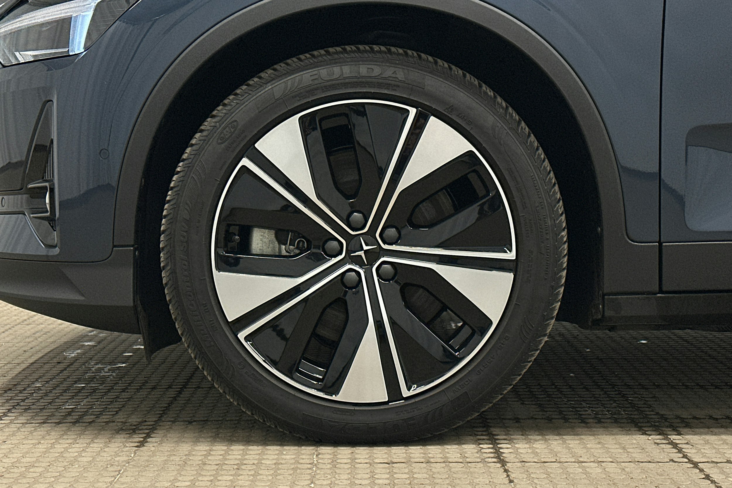 sininen Polestar 2 2024 kuva 11.