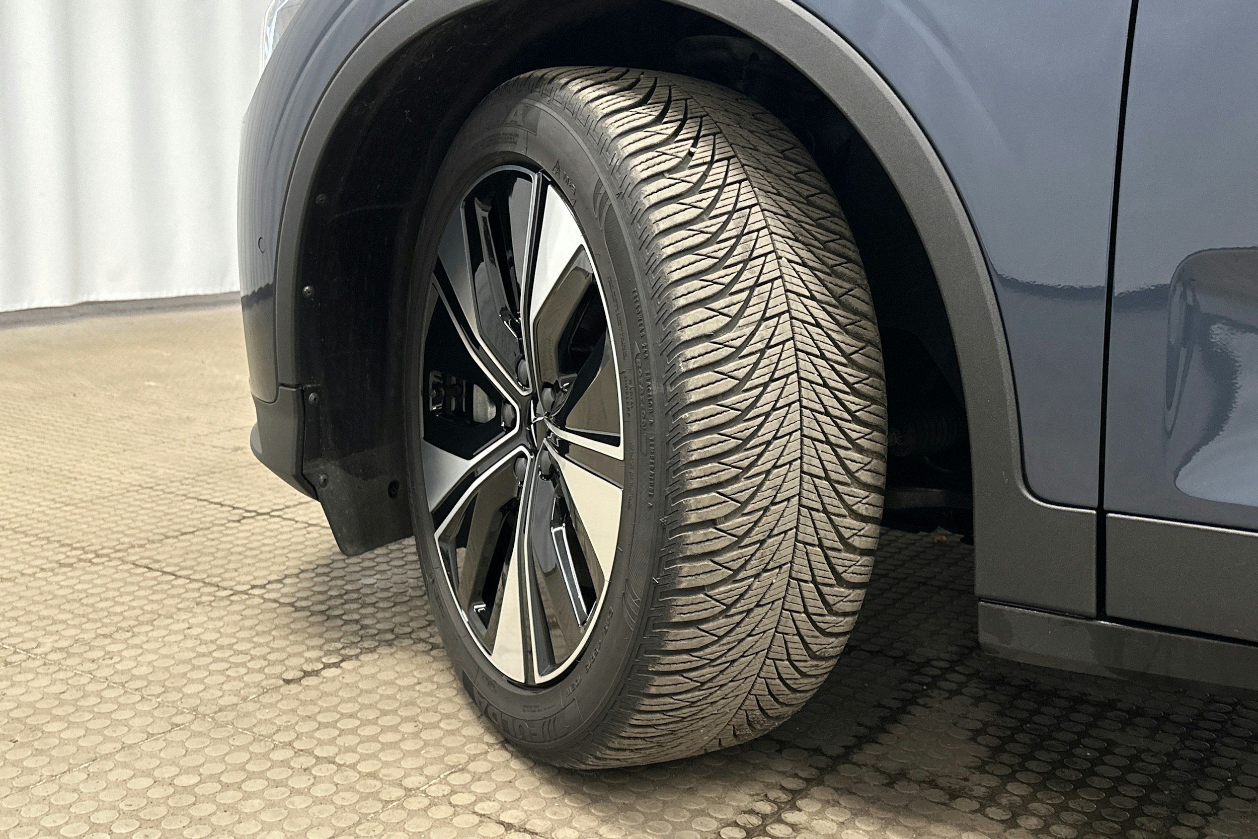 sininen Polestar 2 2024 kuva 13.