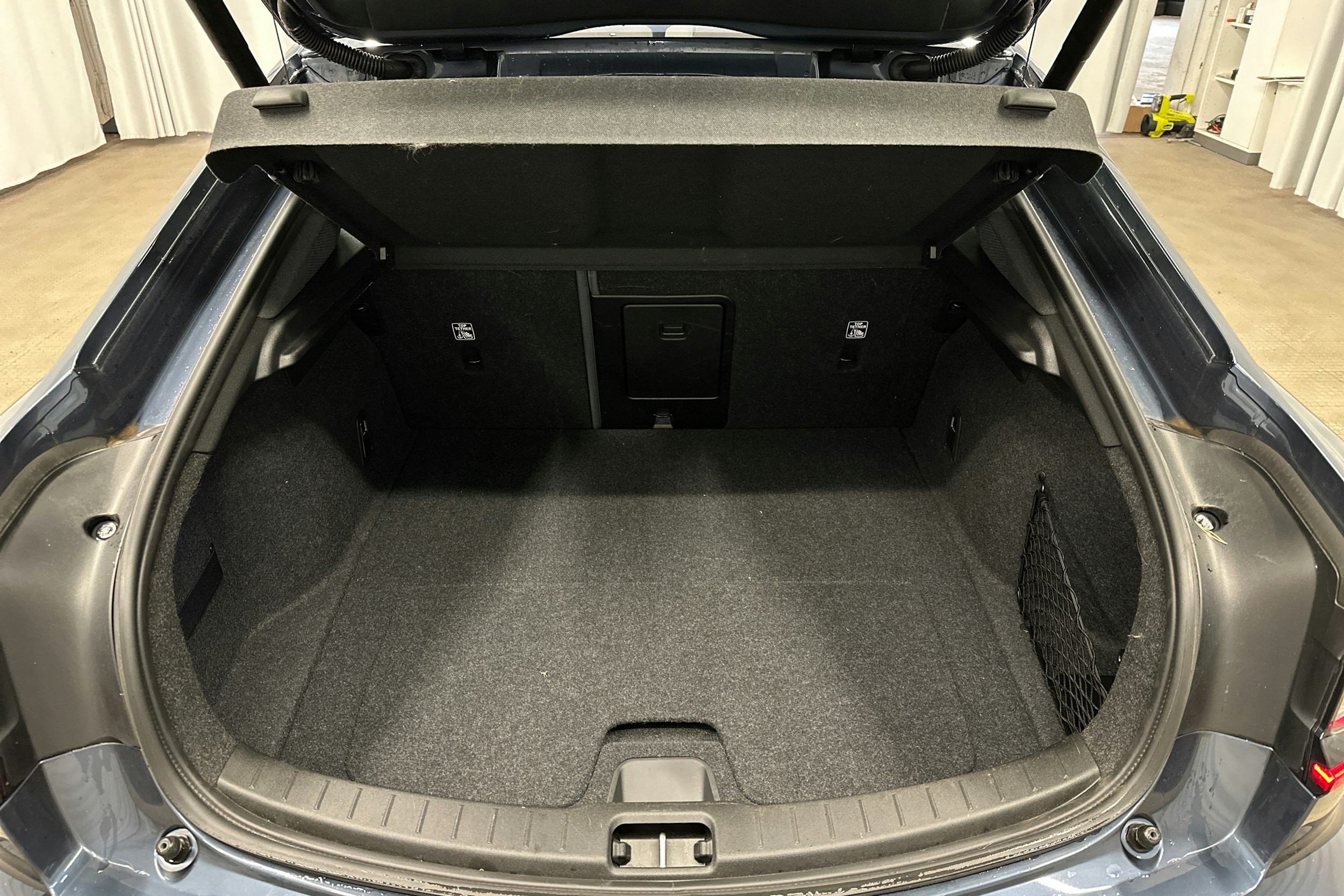 sininen Polestar 2 2024 kuva 15.