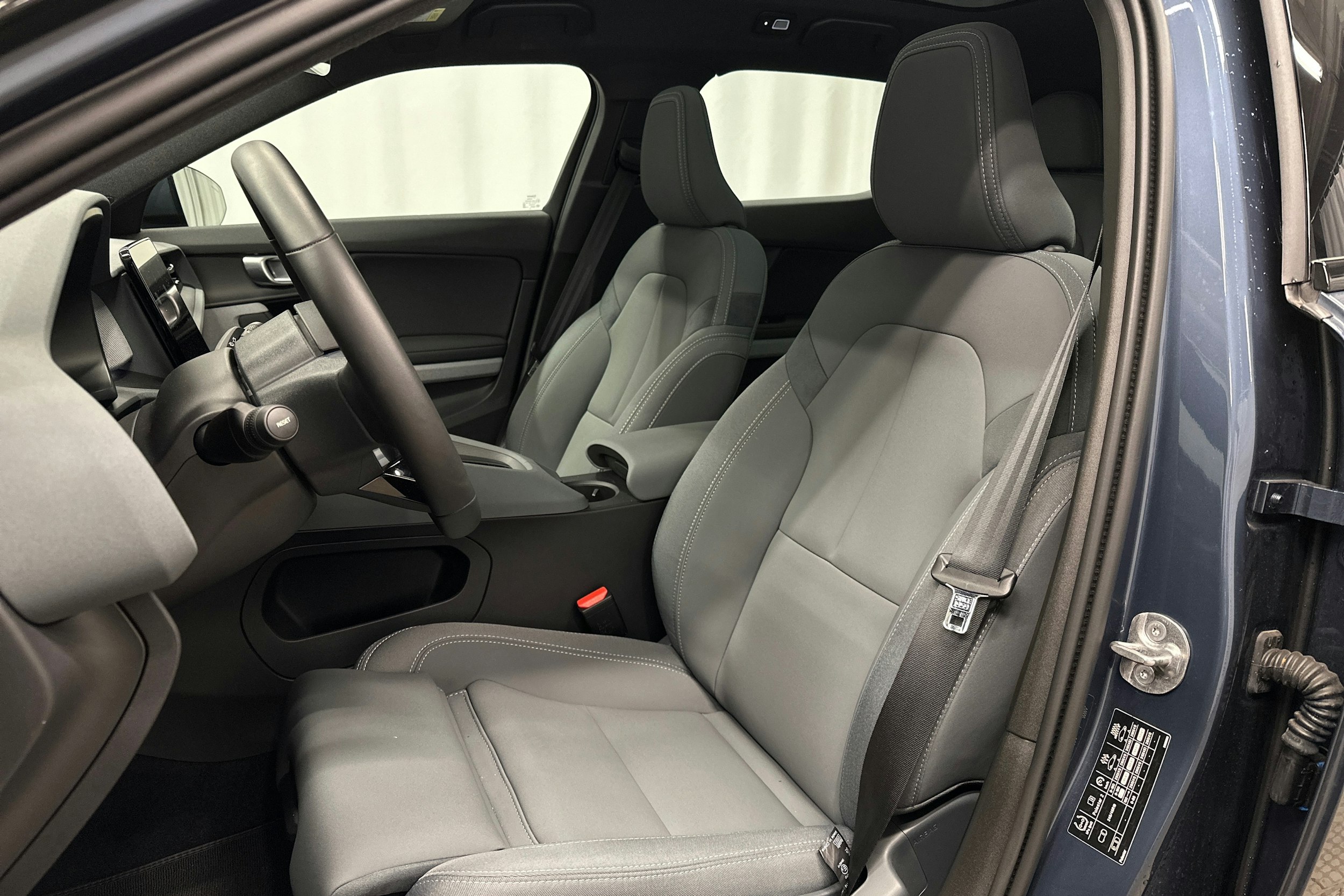 sininen Polestar 2 2024 kuva 16.