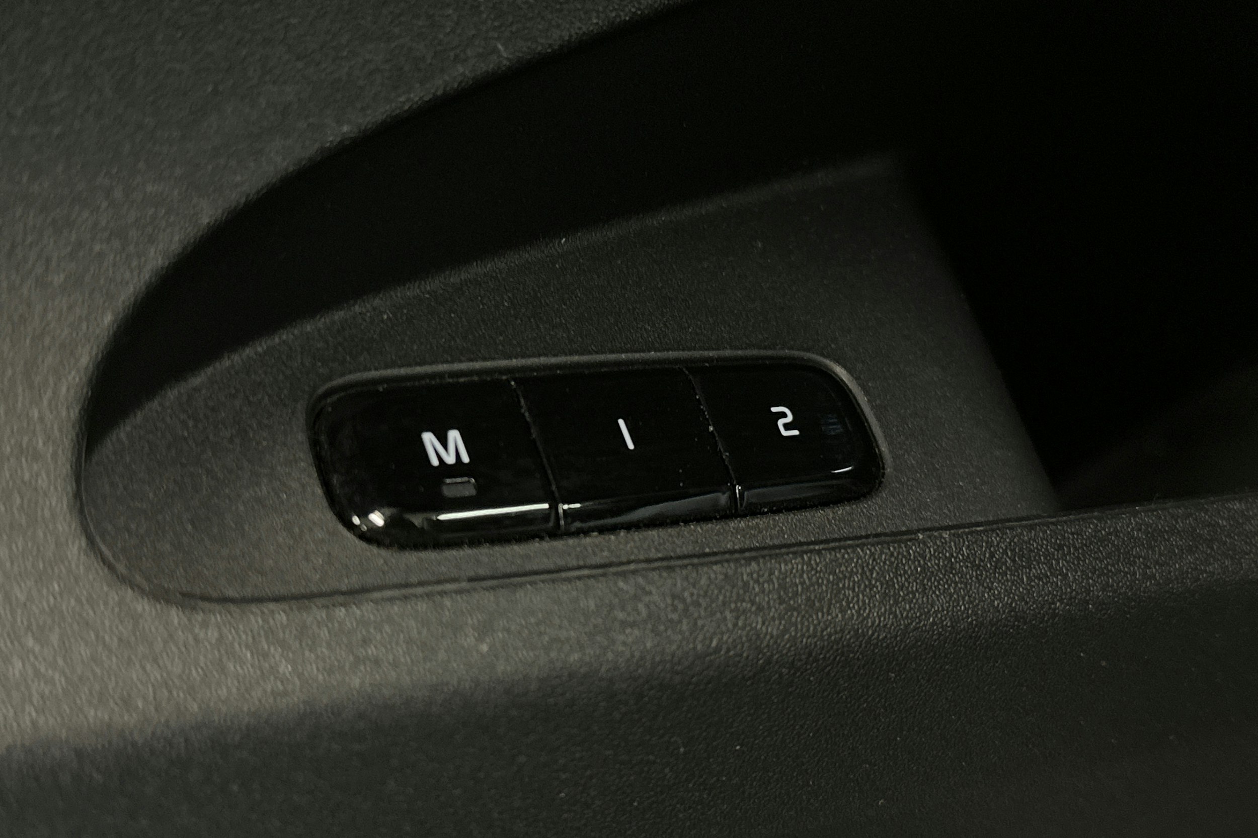 sininen Polestar 2 2024 kuva 18.