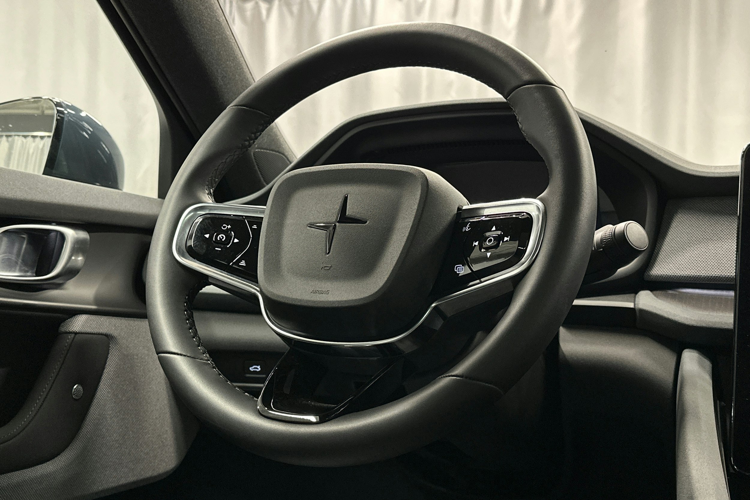 sininen Polestar 2 2024 kuva 19.