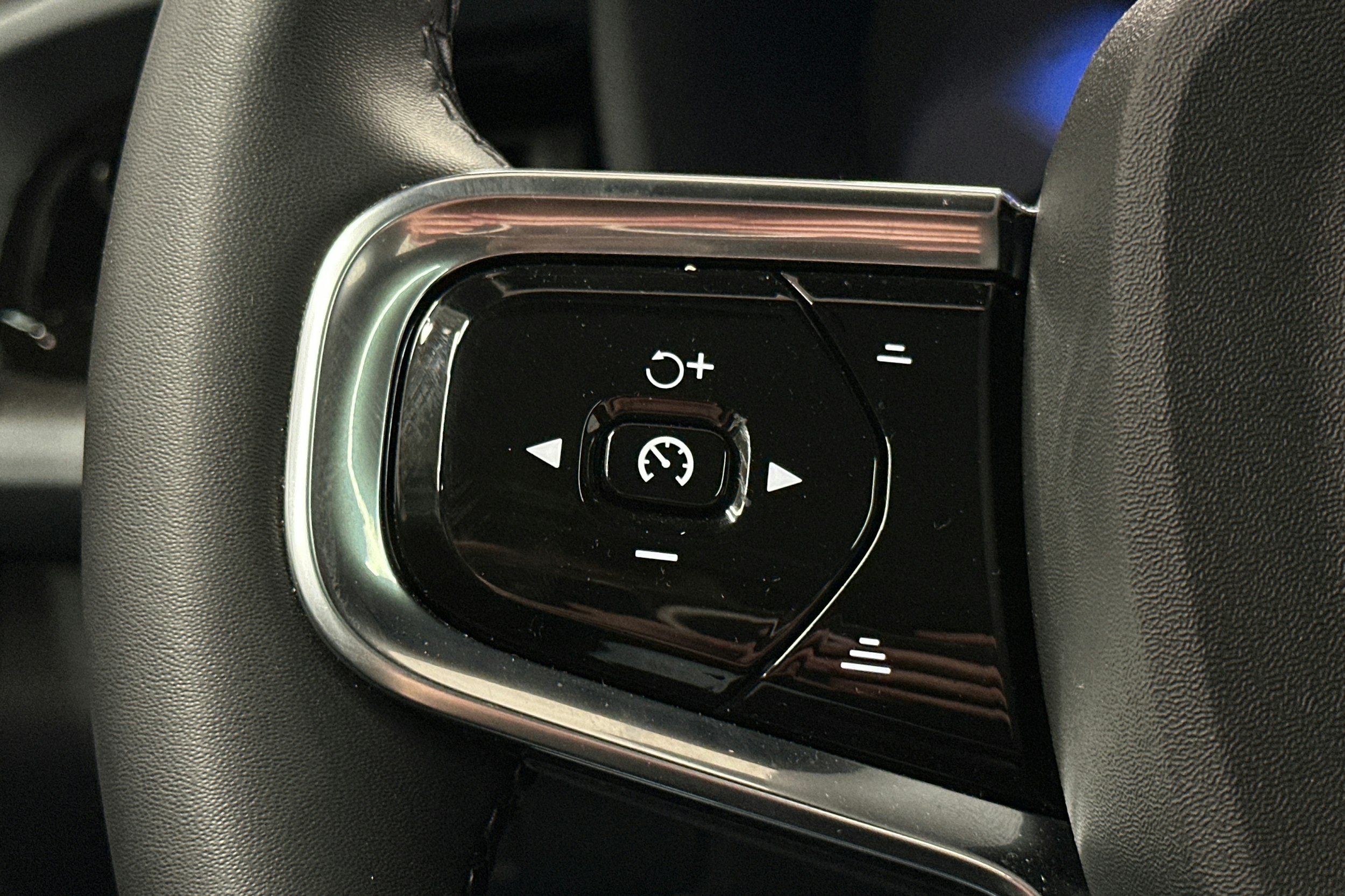 sininen Polestar 2 2024 kuva 20.
