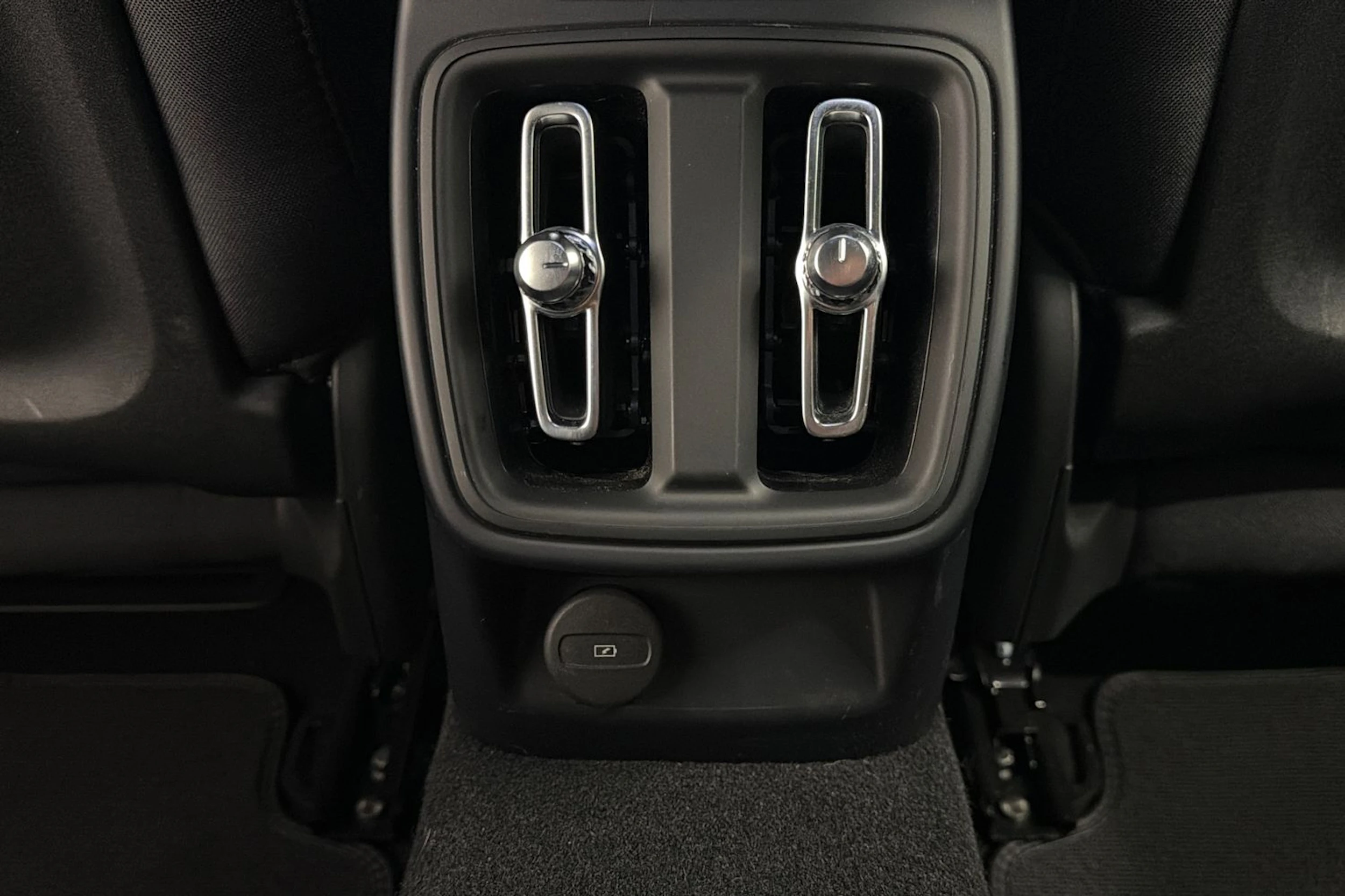 met. harmaa Polestar 2 2024 kuva 17.