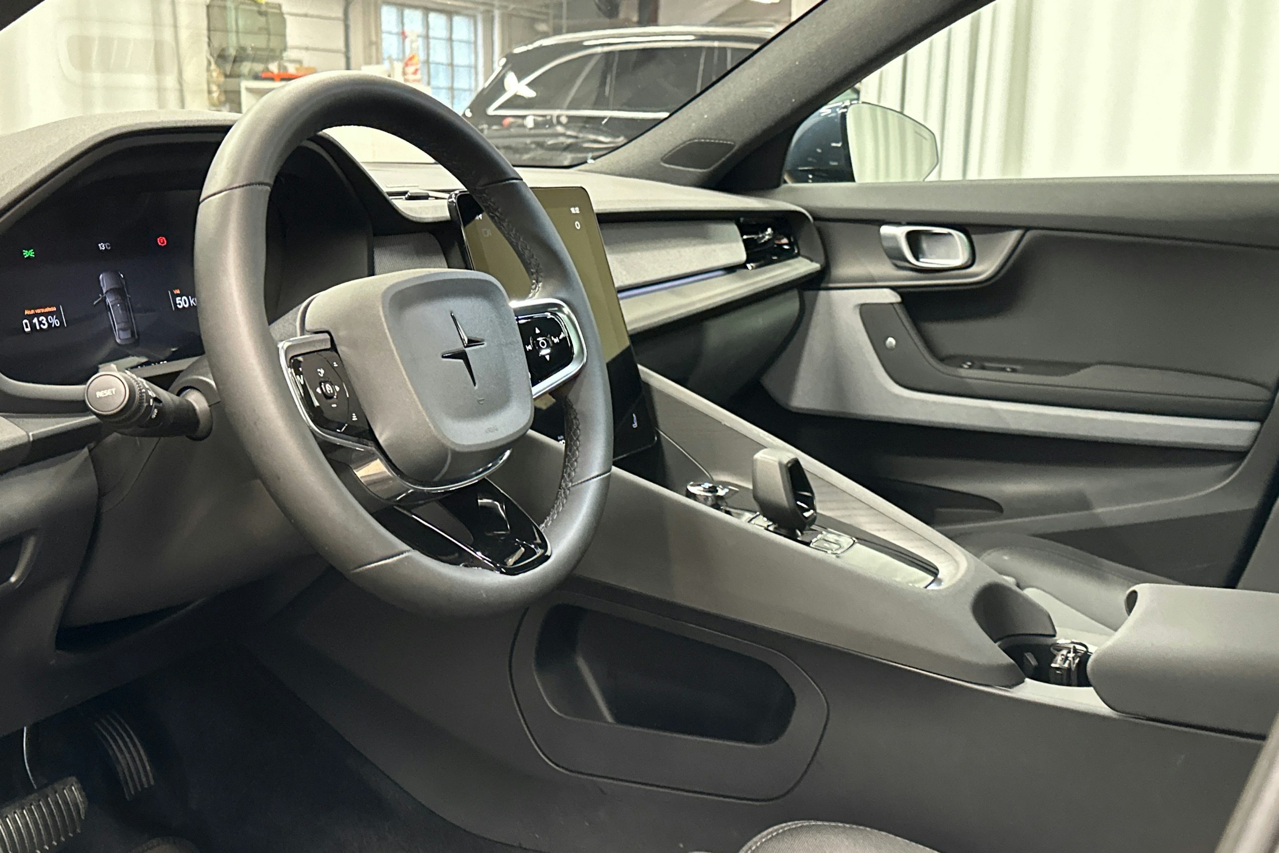 sininen Polestar 2 2024 kuva 7.