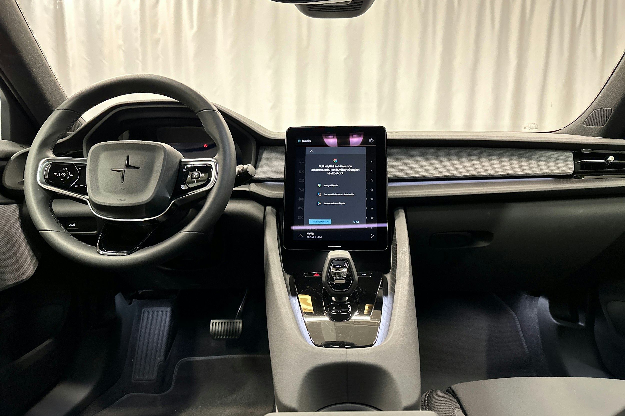sininen Polestar 2 2024 kuva 9.