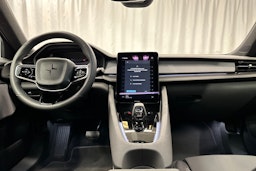sininen Polestar 2 2024 kuva 9.