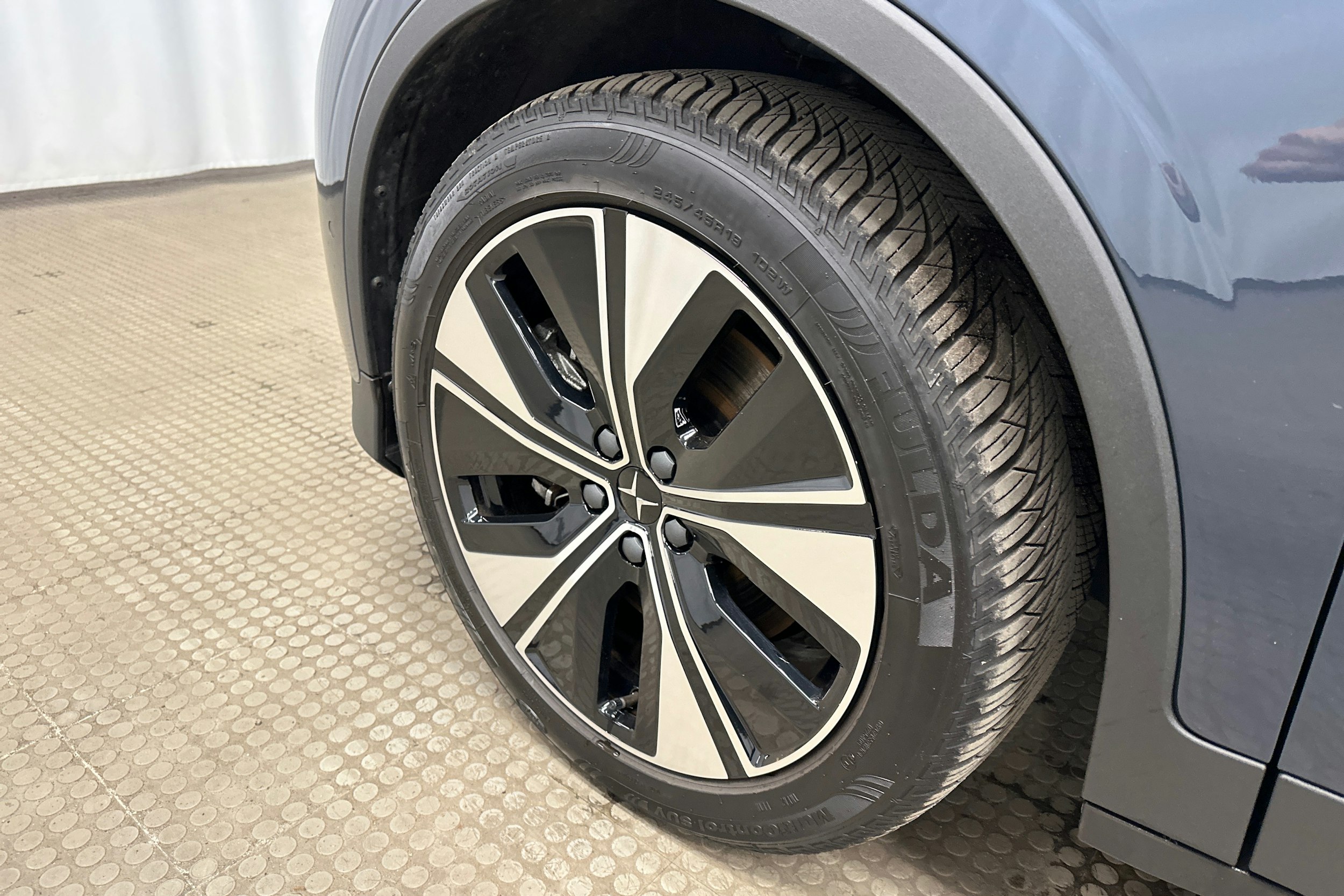 sininen Polestar 2 2024 kuva 11.