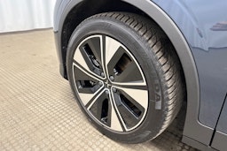 sininen Polestar 2 2024 kuva 11.