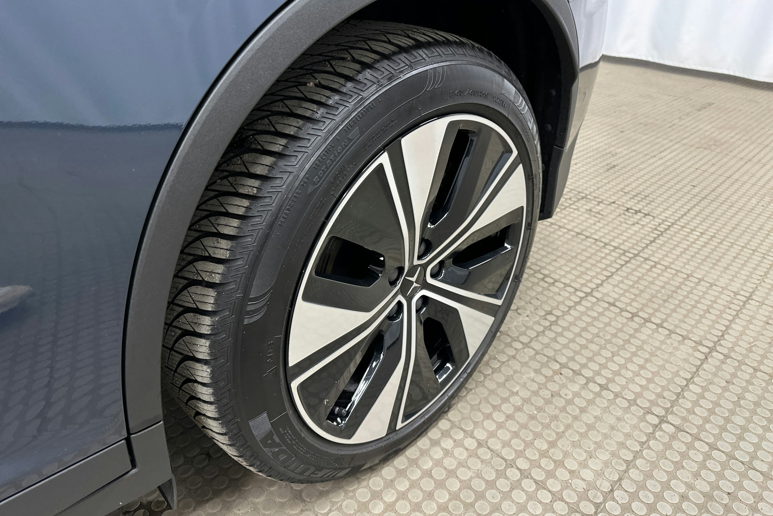 sininen Polestar 2 2024 kuva 13.
