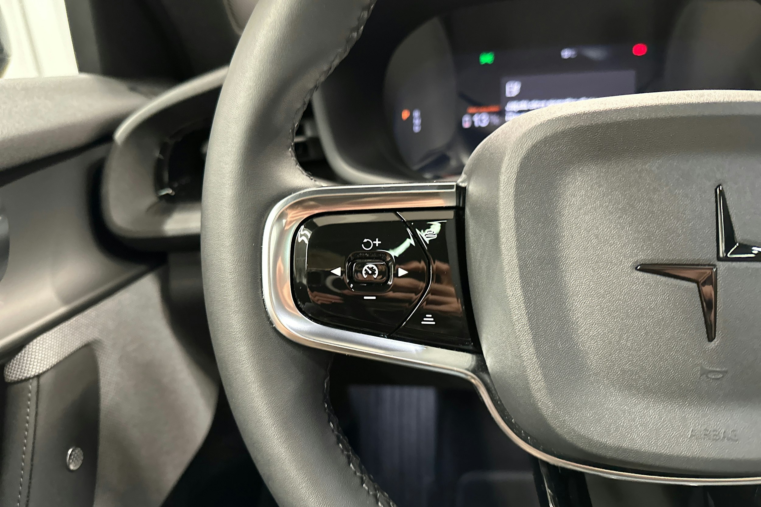 sininen Polestar 2 2024 kuva 14.