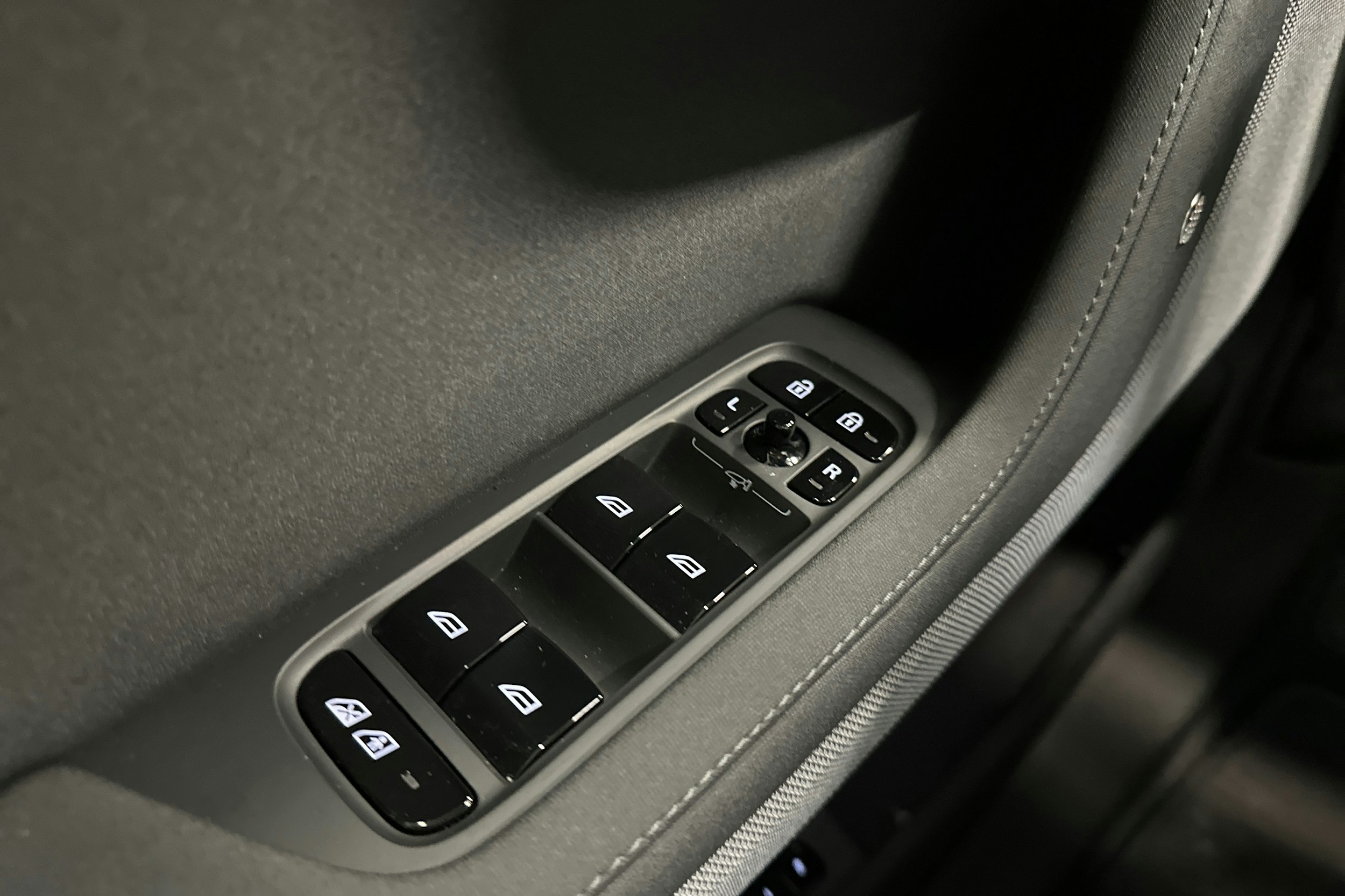 sininen Polestar 2 2024 kuva 17.