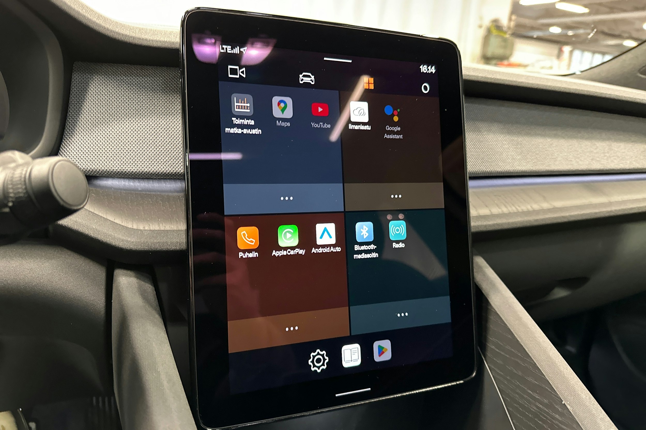 sininen Polestar 2 2024 kuva 20.