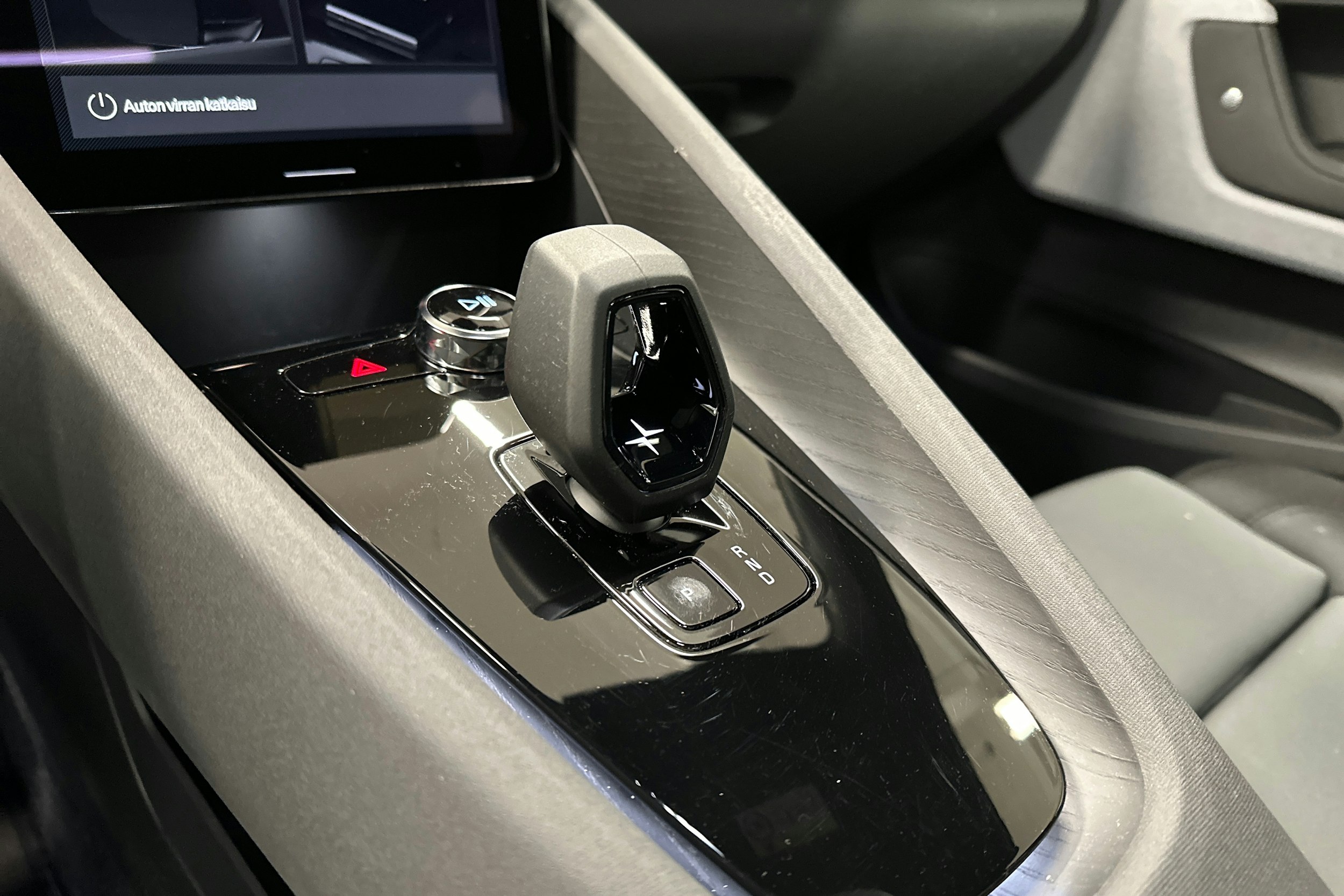 sininen Polestar 2 2024 kuva 25.