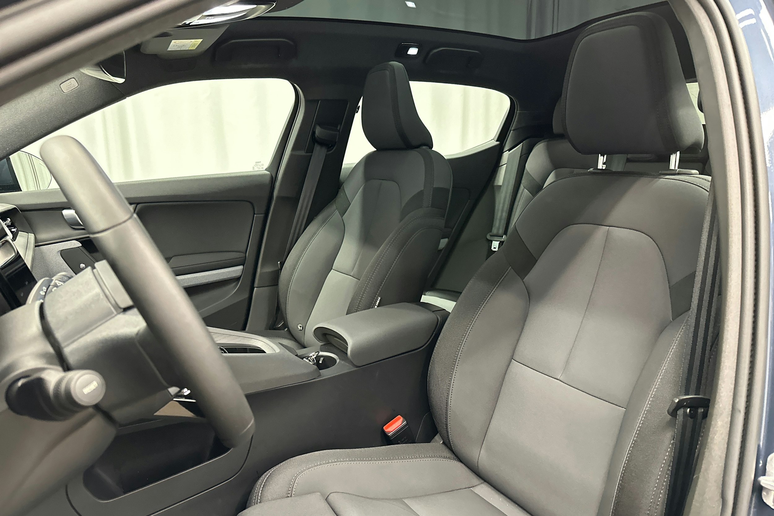 sininen Polestar 2 2024 kuva 26.