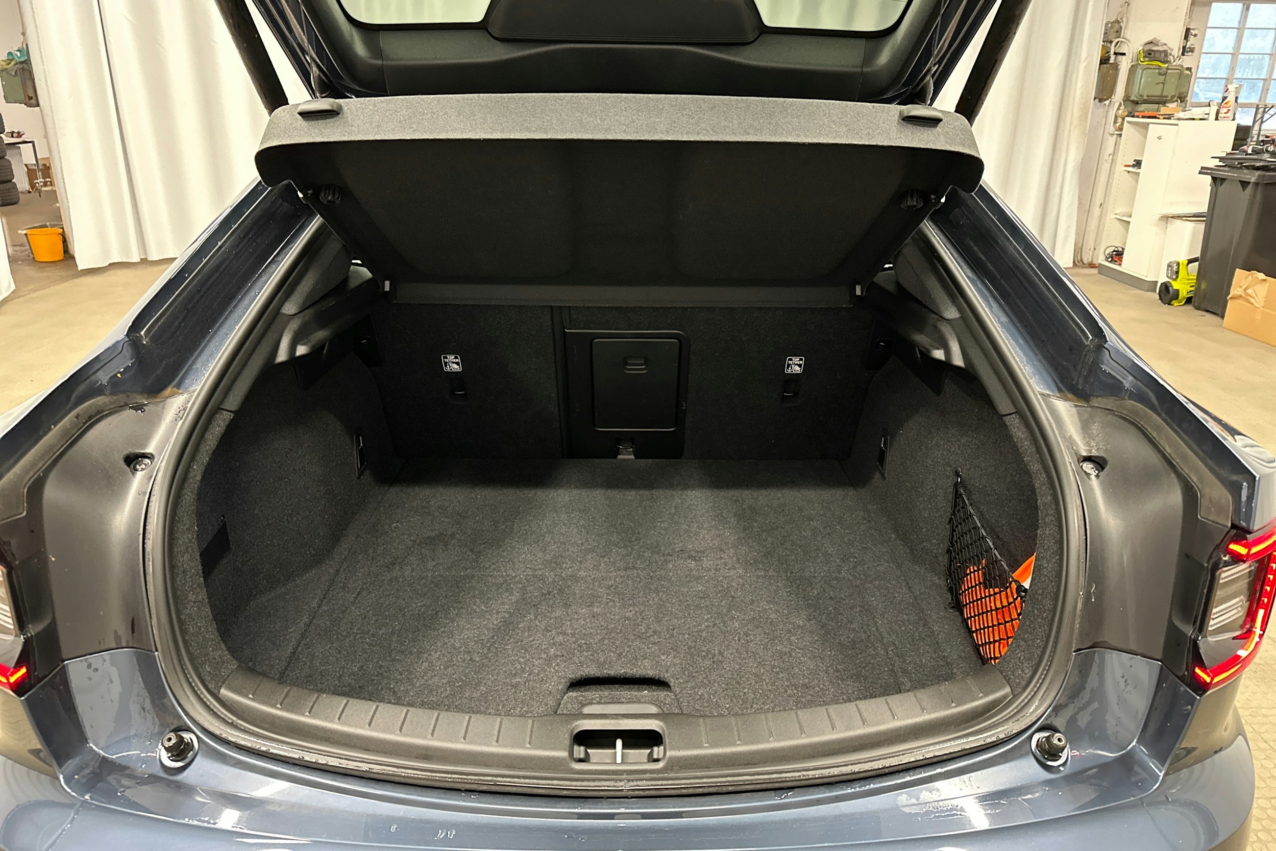 sininen Polestar 2 2024 kuva 30.