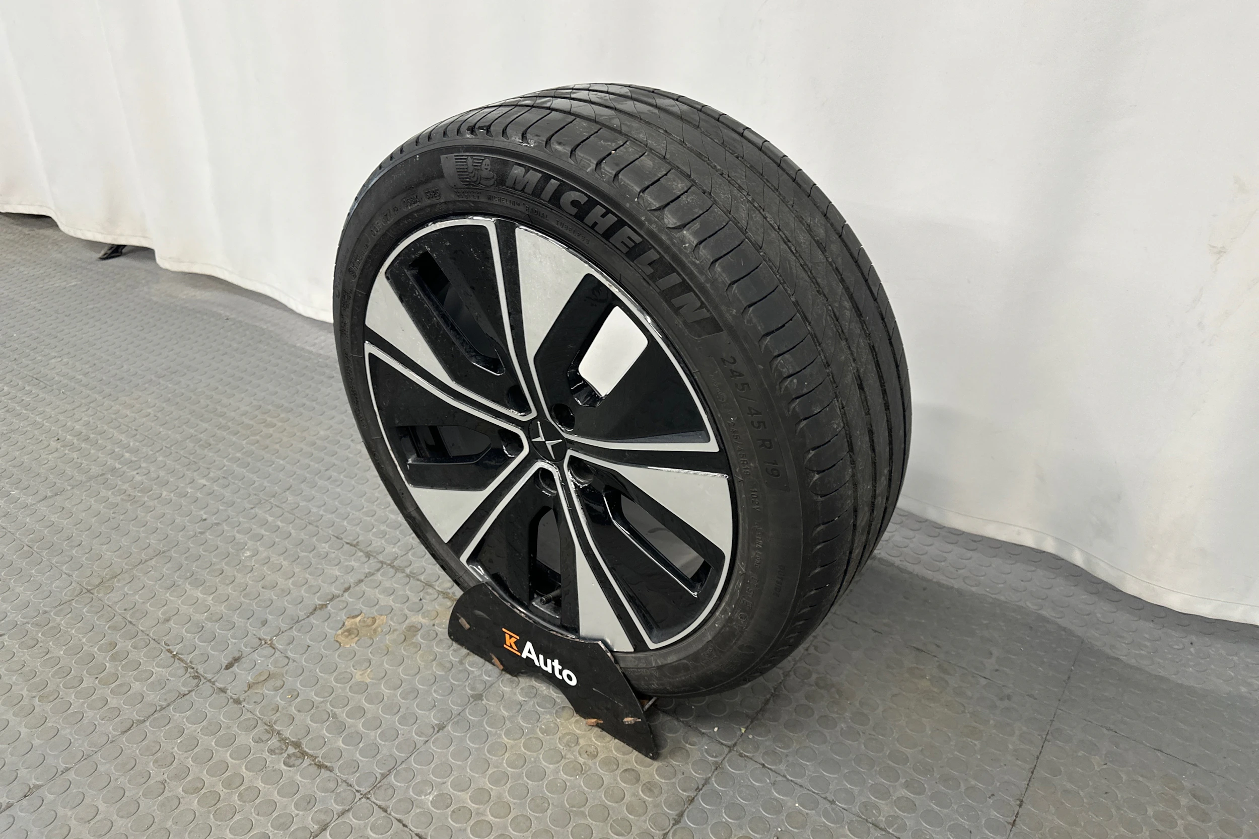 harmaa Polestar 2 2024 kuva 13.