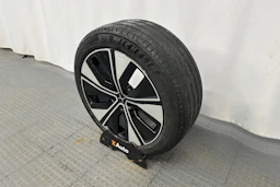 harmaa Polestar 2 2024 kuva 13.