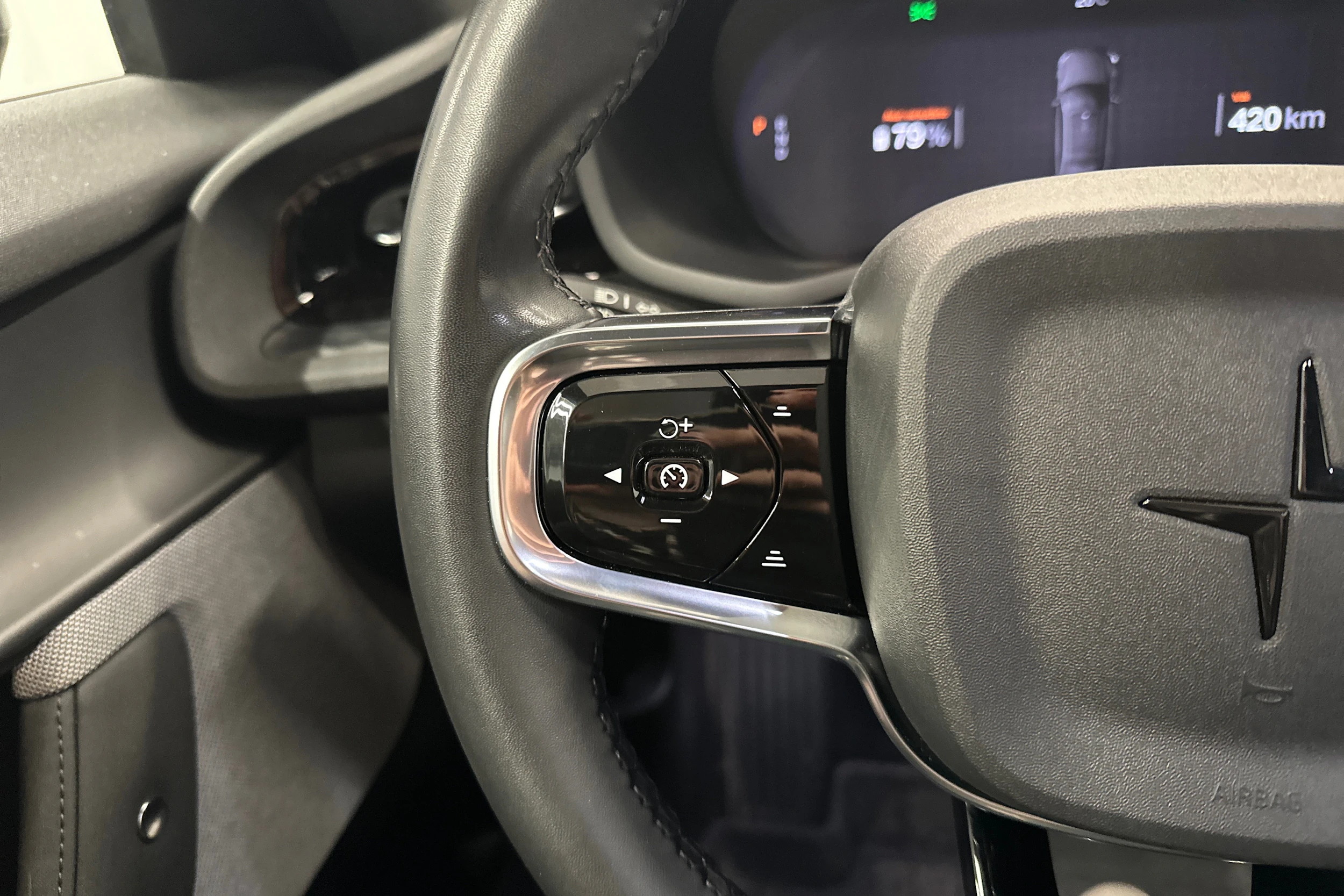 harmaa Polestar 2 2024 kuva 15.