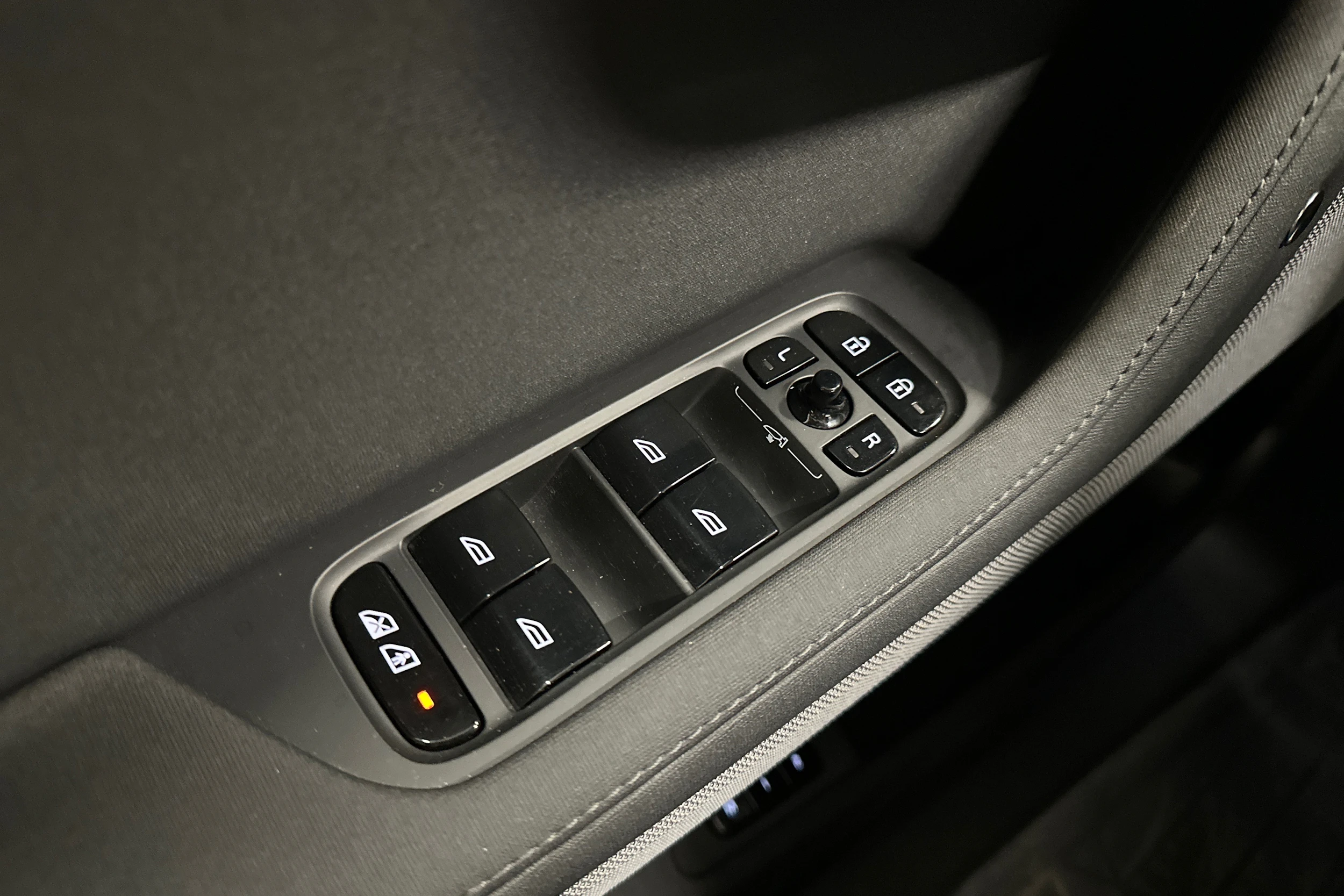 harmaa Polestar 2 2024 kuva 18.