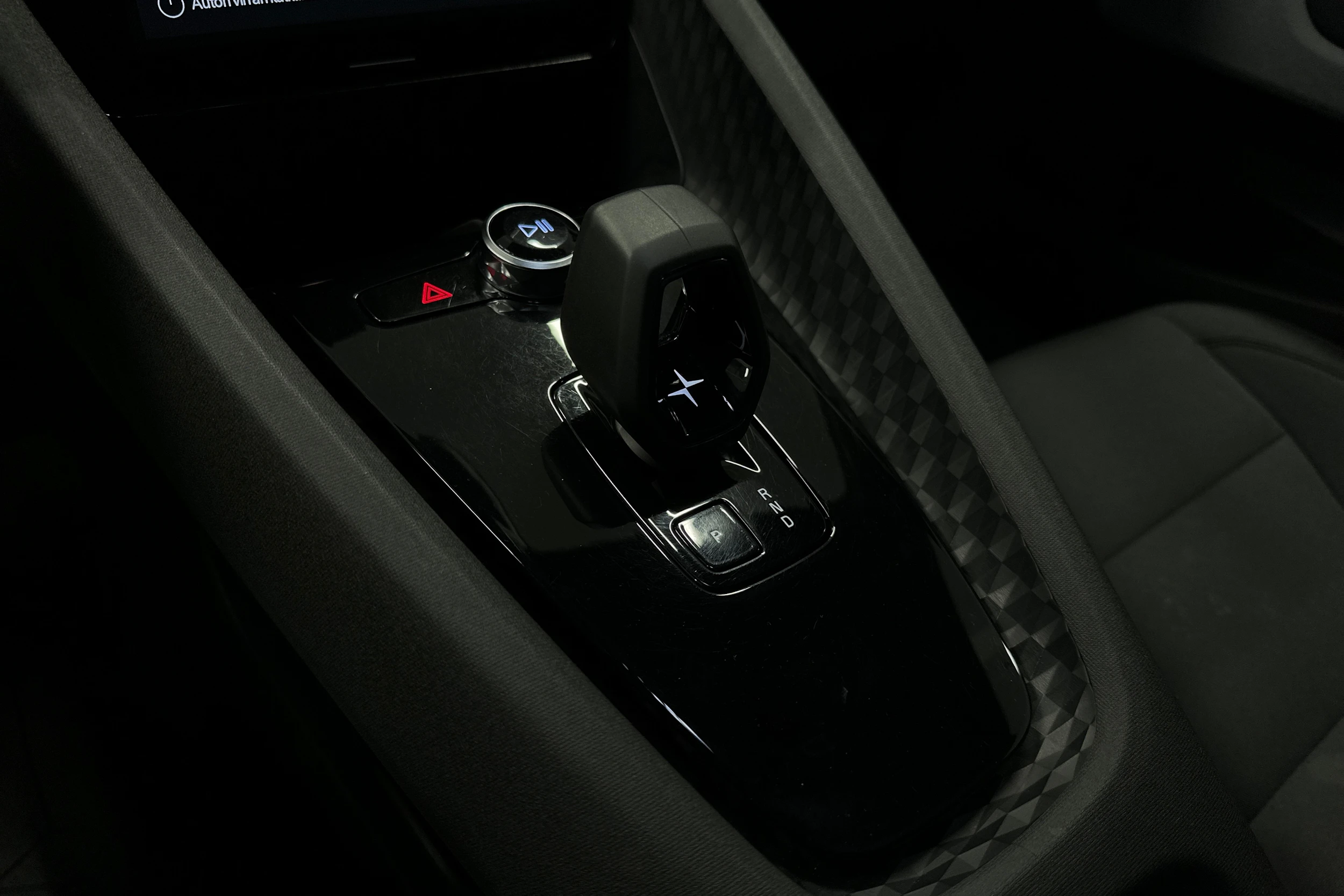 harmaa Polestar 2 2024 kuva 24.