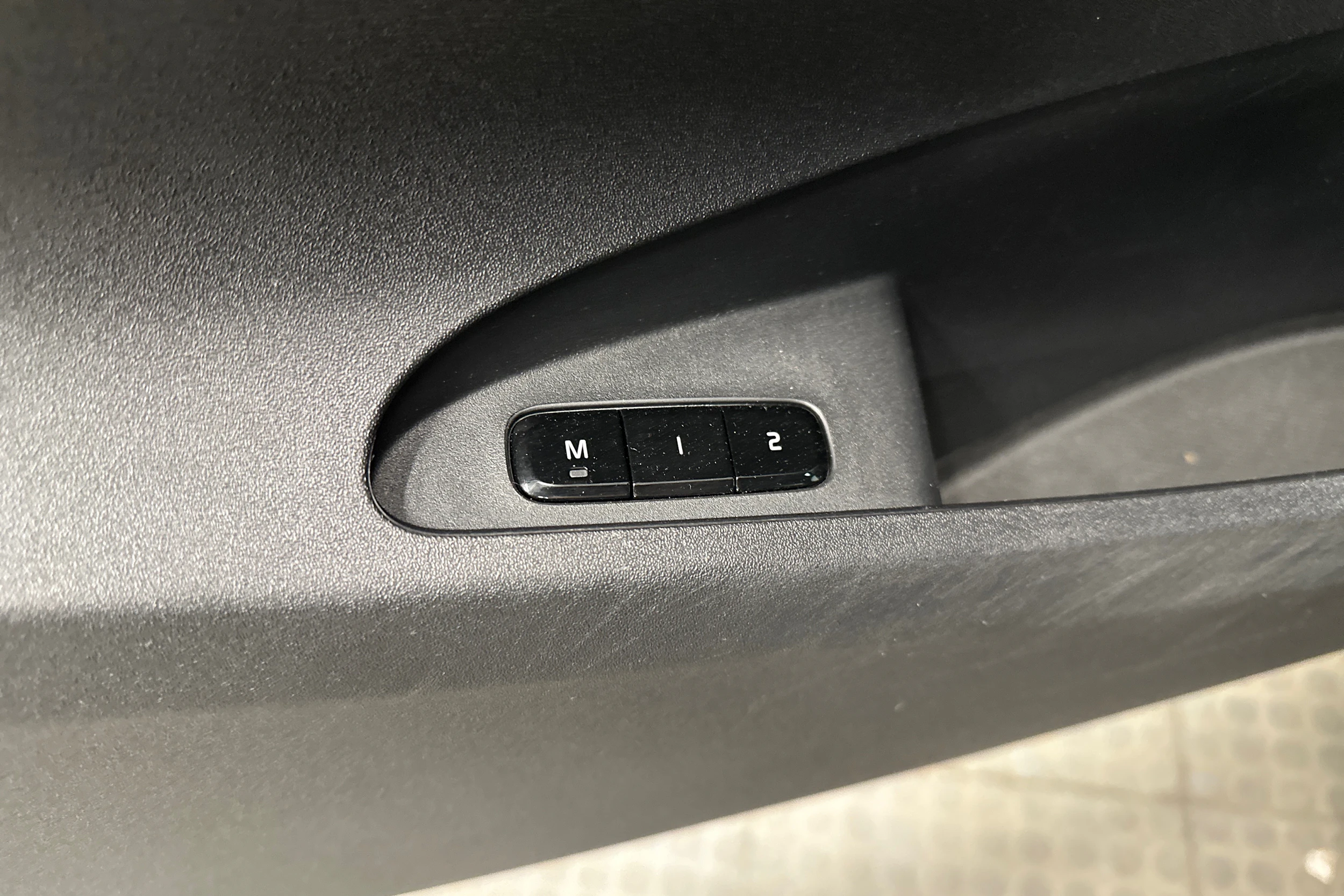 harmaa Polestar 2 2024 kuva 27.