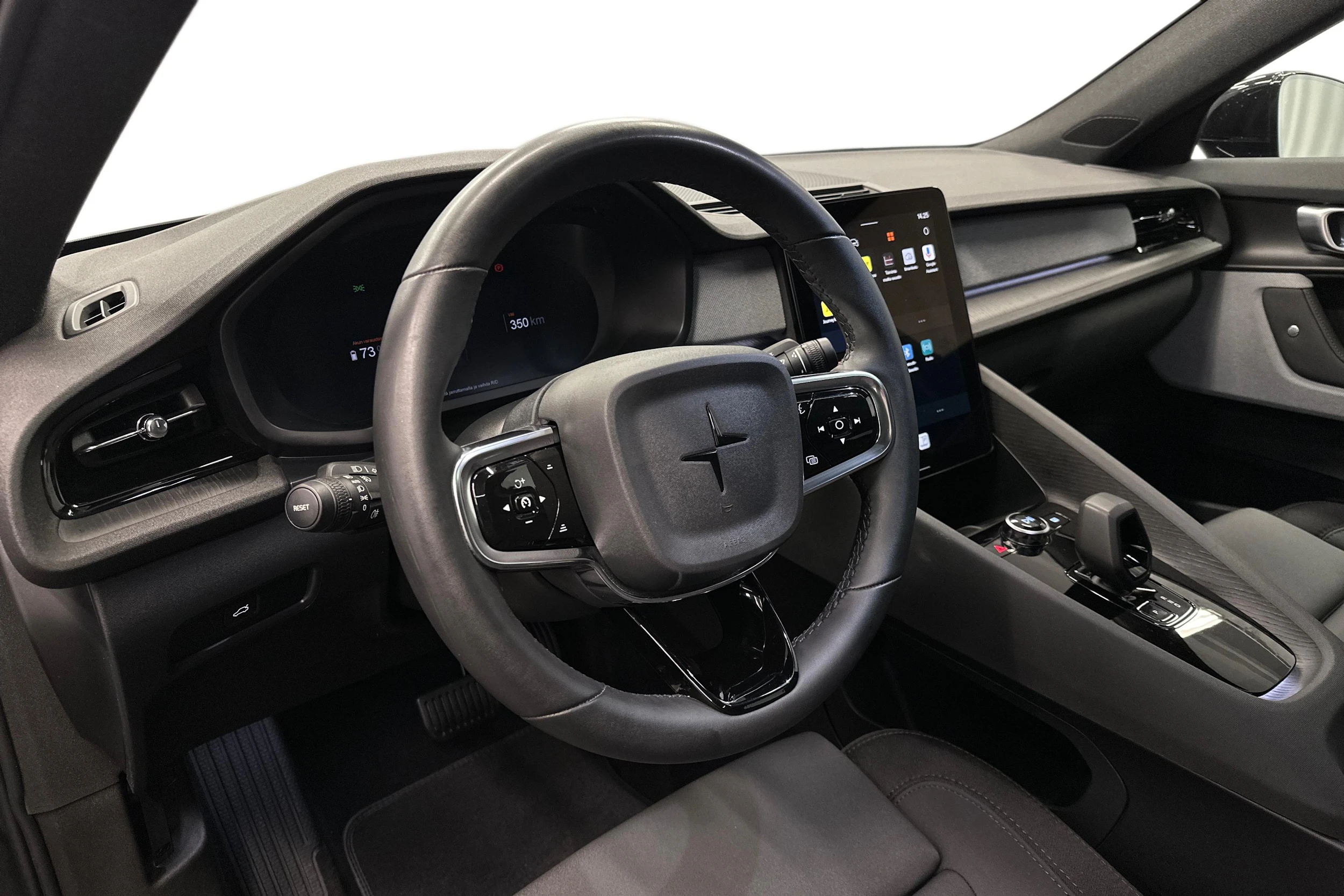 musta Polestar 2 2024 kuva 8.