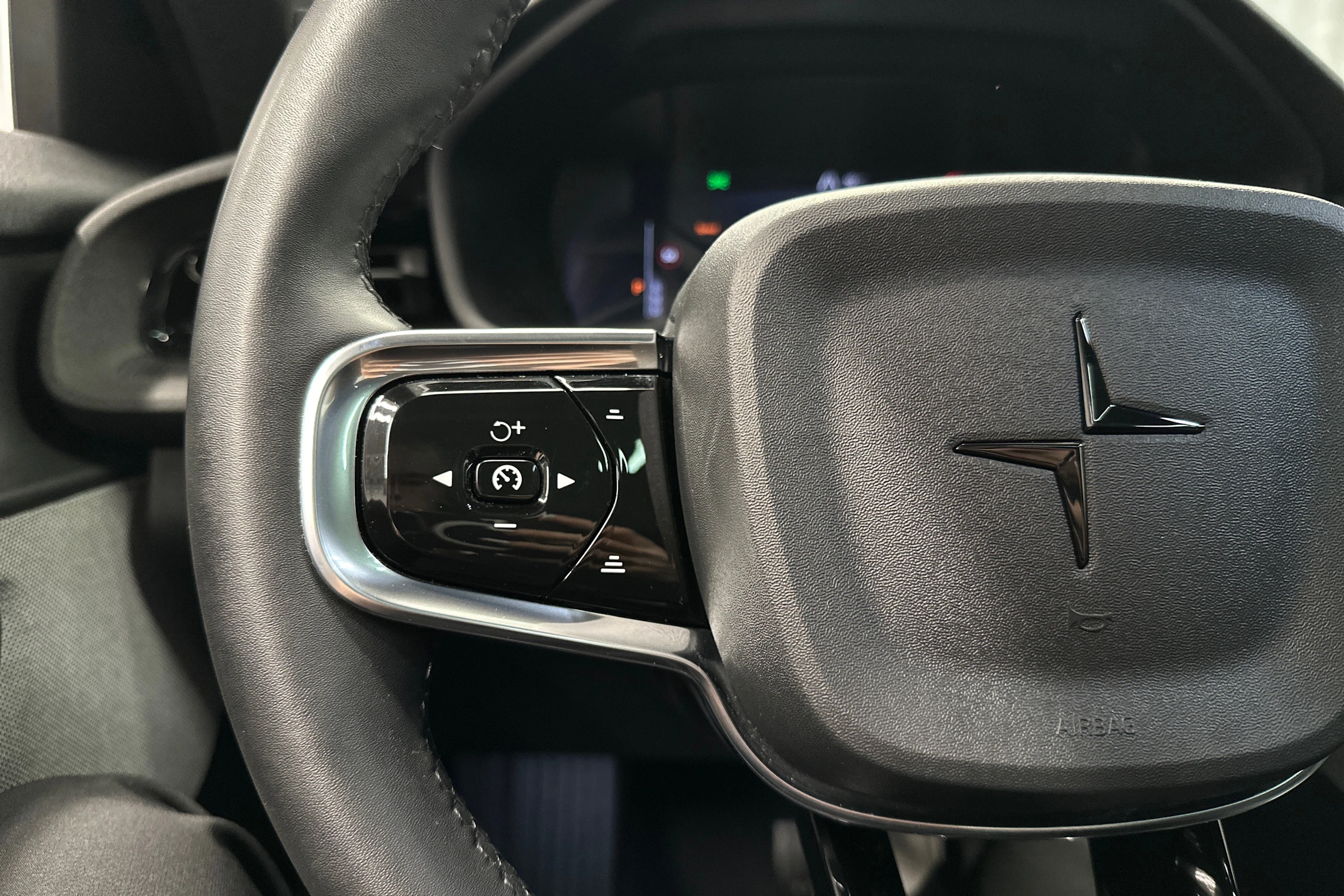 musta Polestar 2 2024 kuva 15.