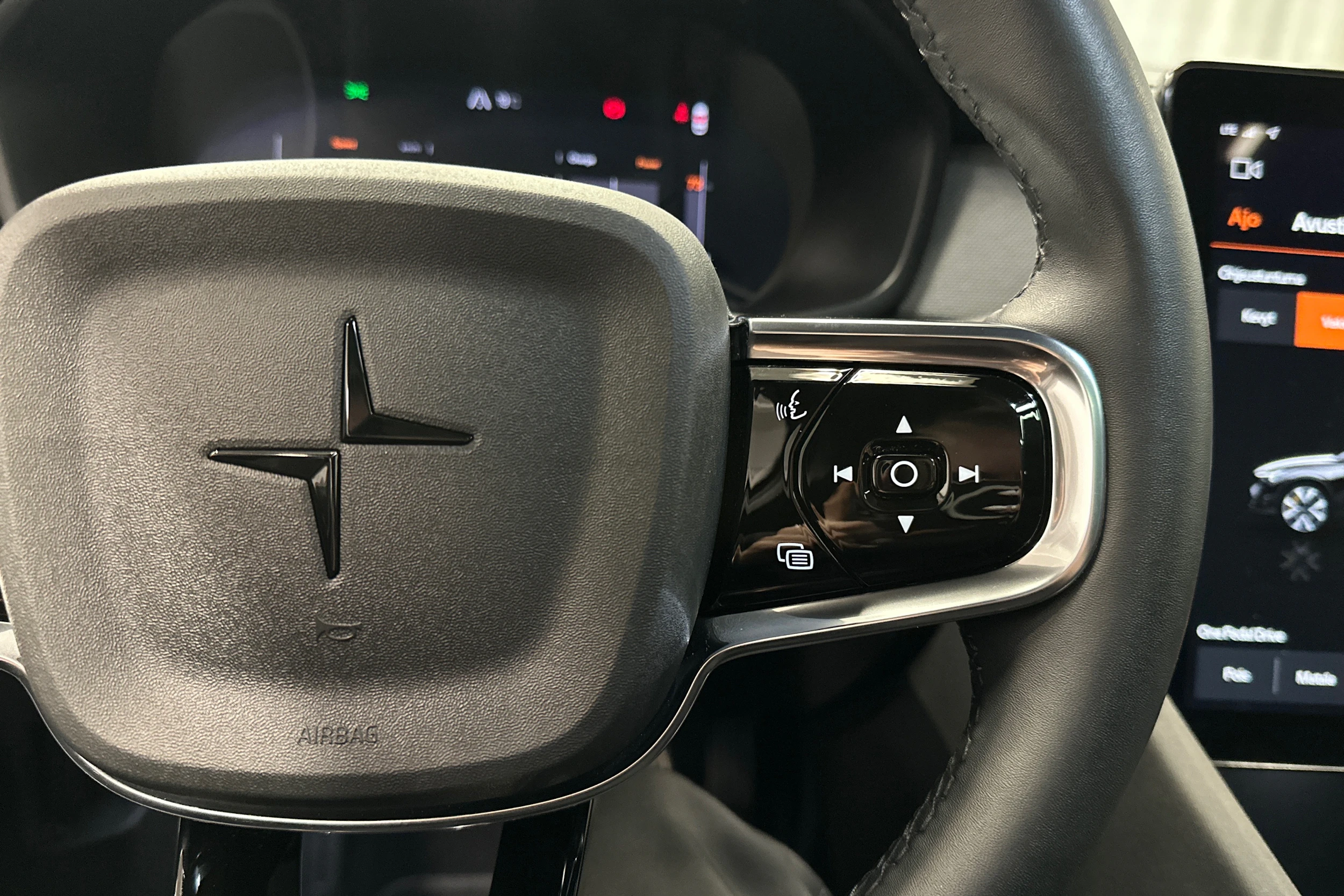 musta Polestar 2 2024 kuva 16.