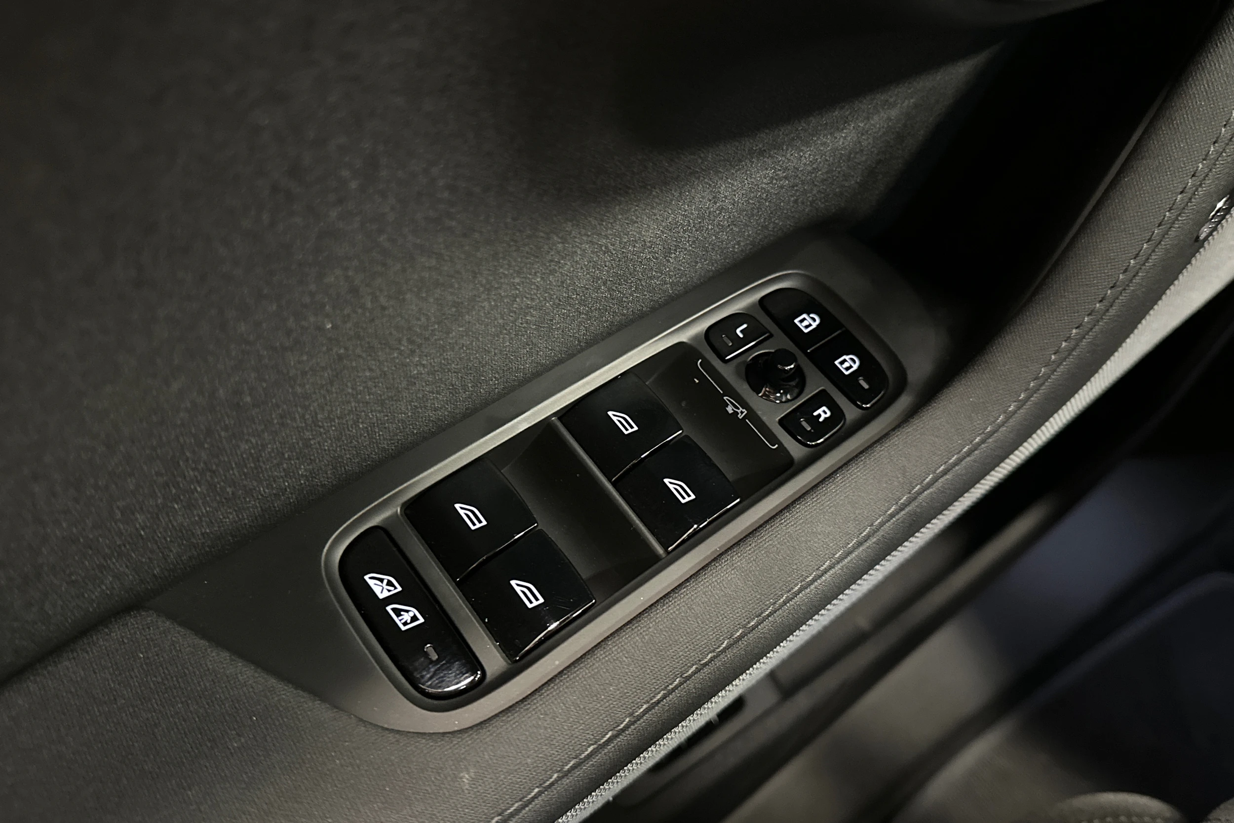 musta Polestar 2 2024 kuva 18.
