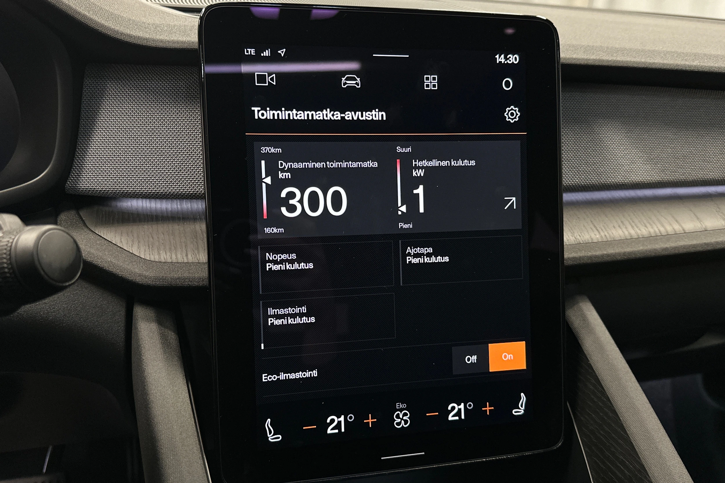 musta Polestar 2 2024 kuva 26.