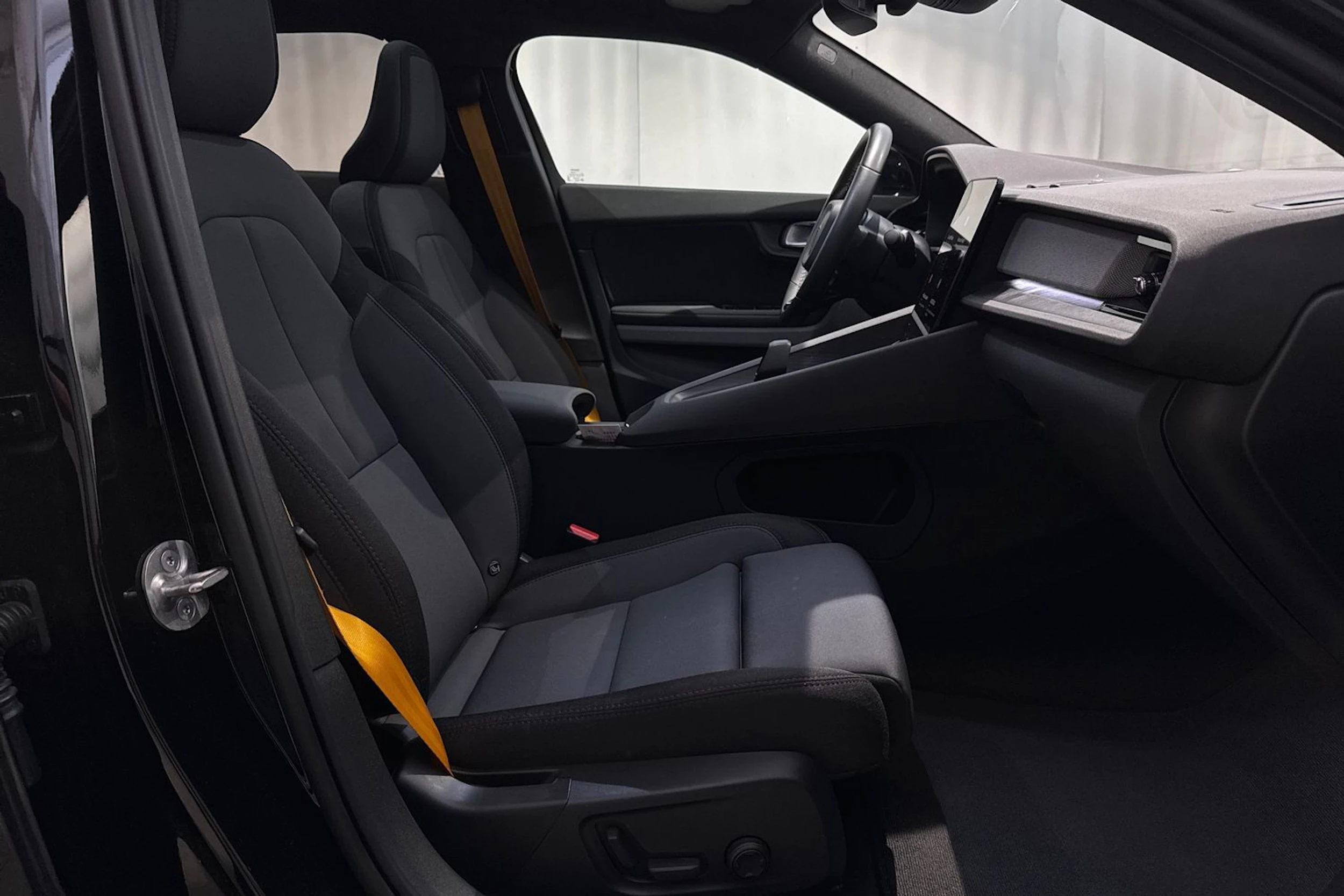 musta Polestar 2 2024 kuva 16.