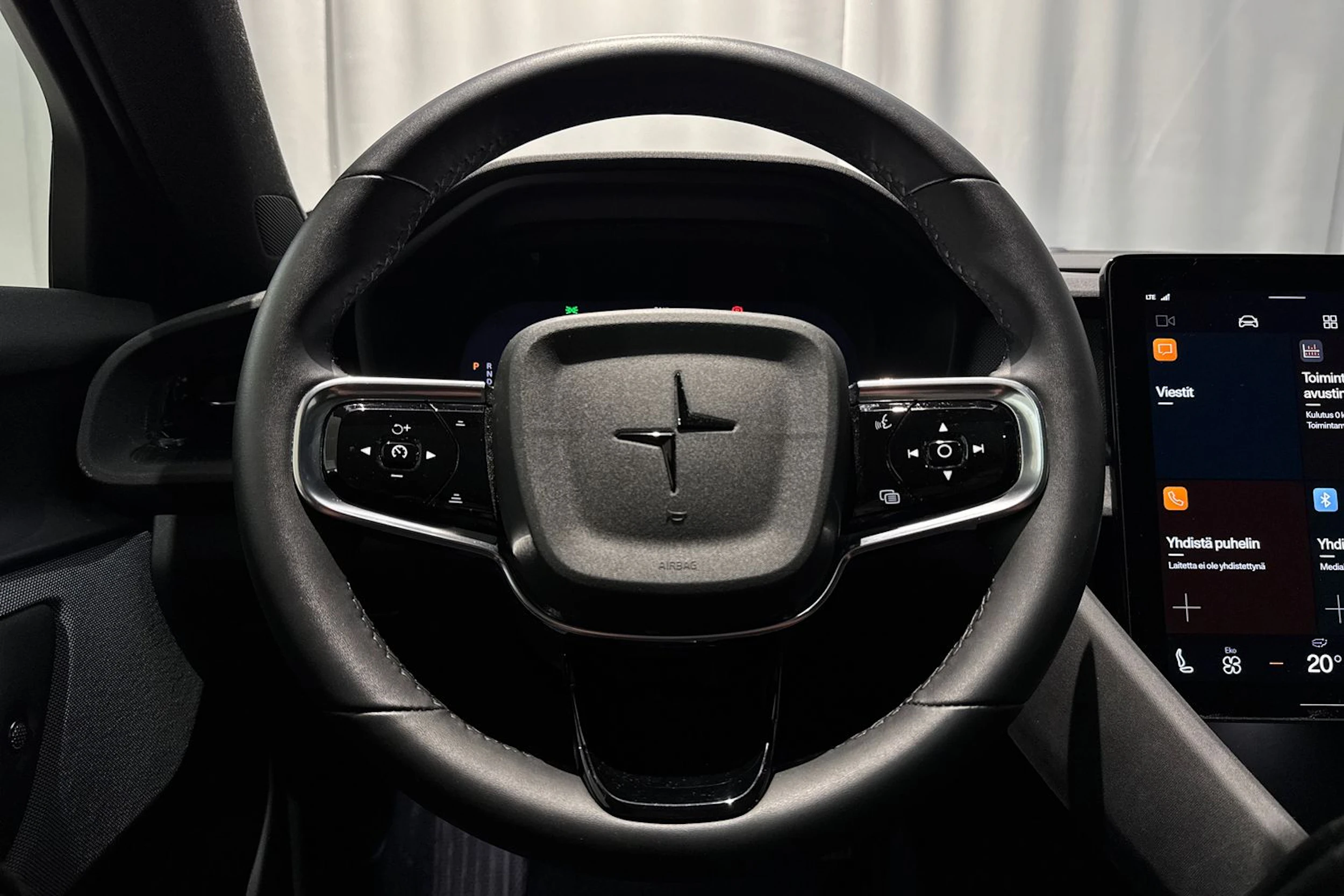 musta Polestar 2 2024 kuva 19.