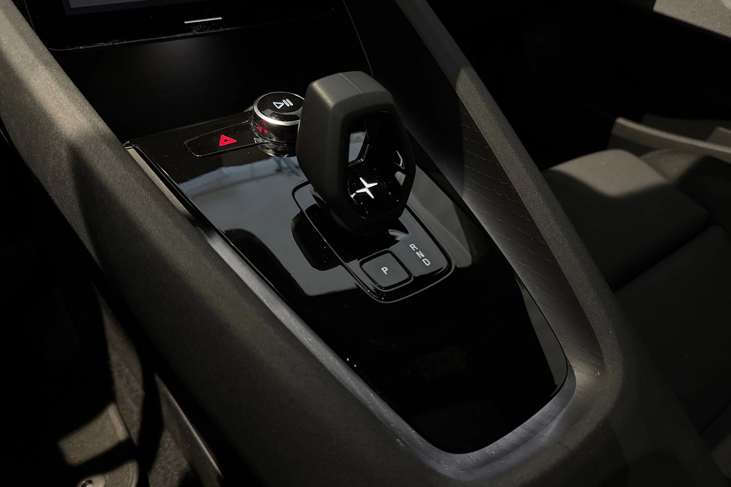 musta Polestar 2 2024 kuva 27.