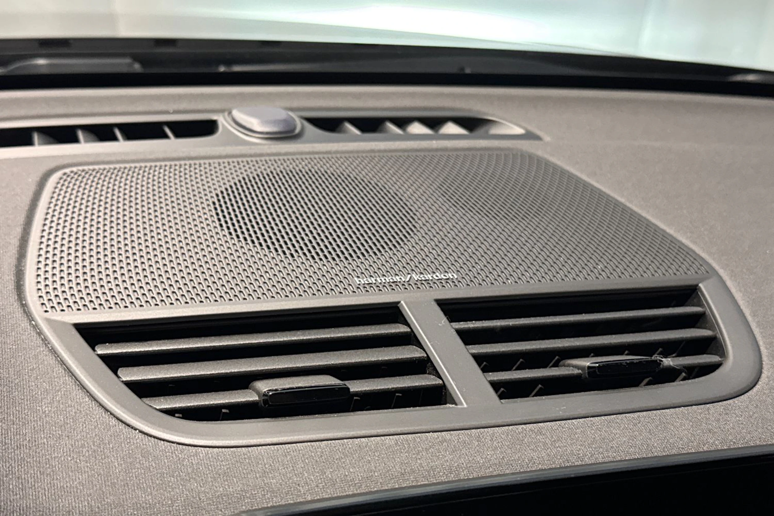 musta Polestar 2 2024 kuva 28.