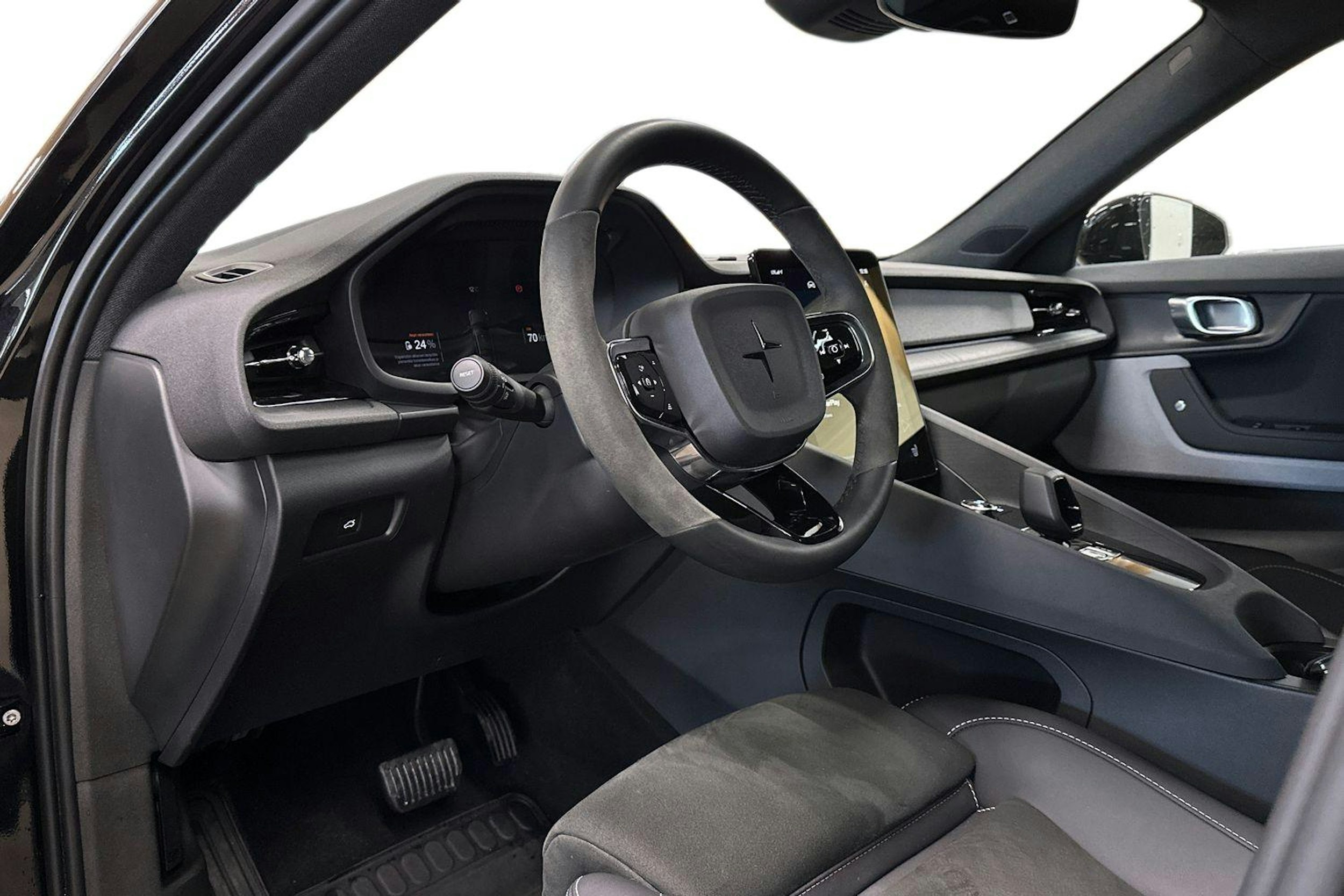 musta Polestar 2 2024 kuva 7.