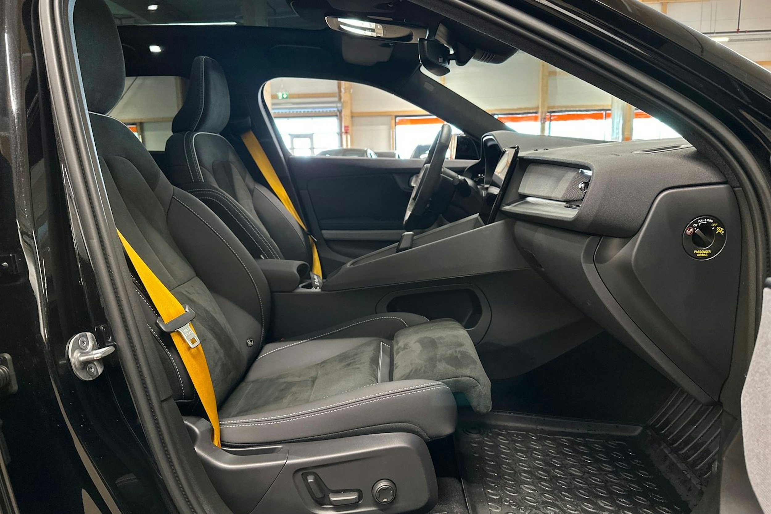 musta Polestar 2 2024 kuva 13.