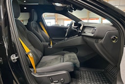 musta Polestar 2 2024 kuva 13.