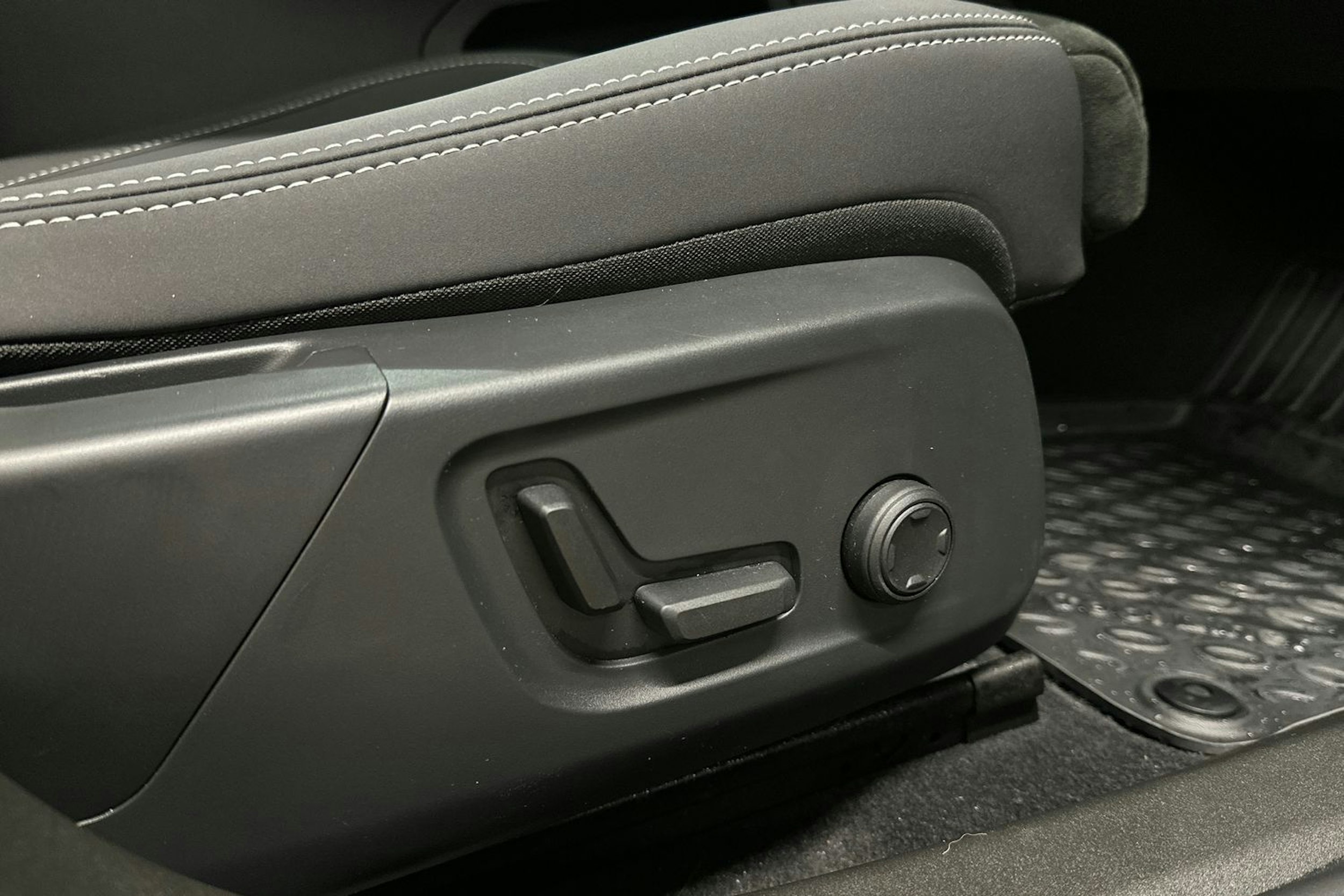 musta Polestar 2 2024 kuva 14.